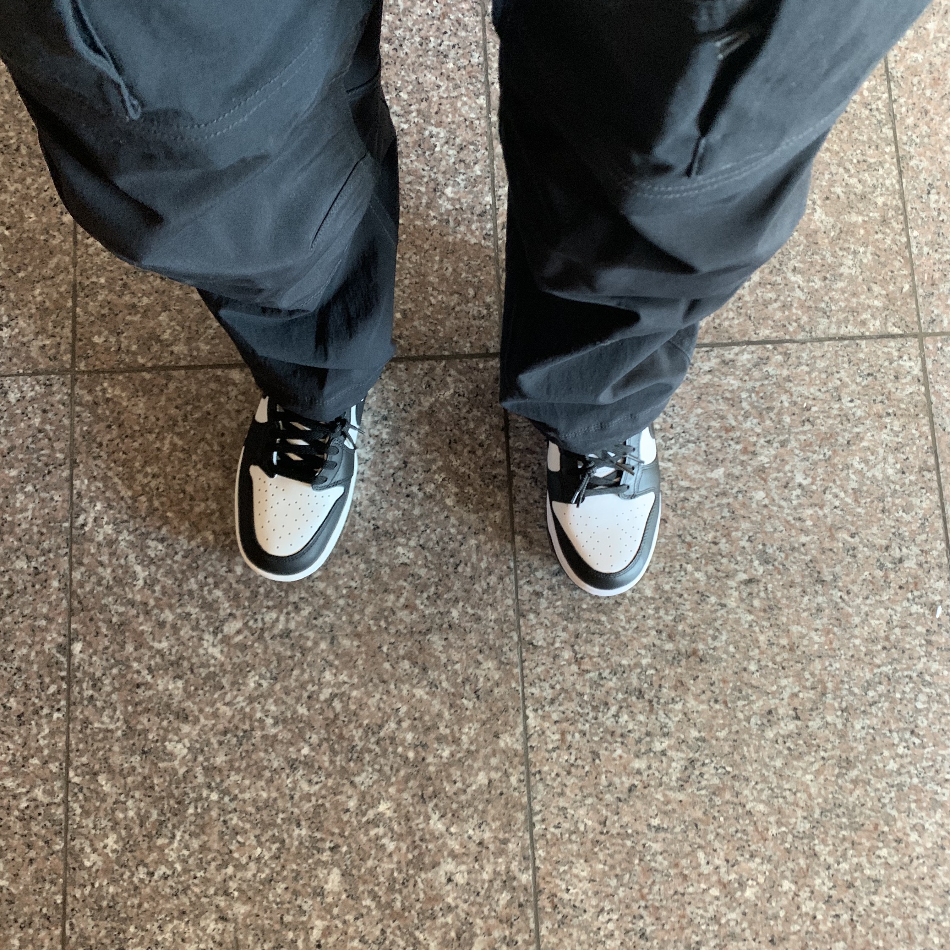 Nike Dunk Low Retro Black, Jordan 1 High 85 Black White 착용 스타일 - 2