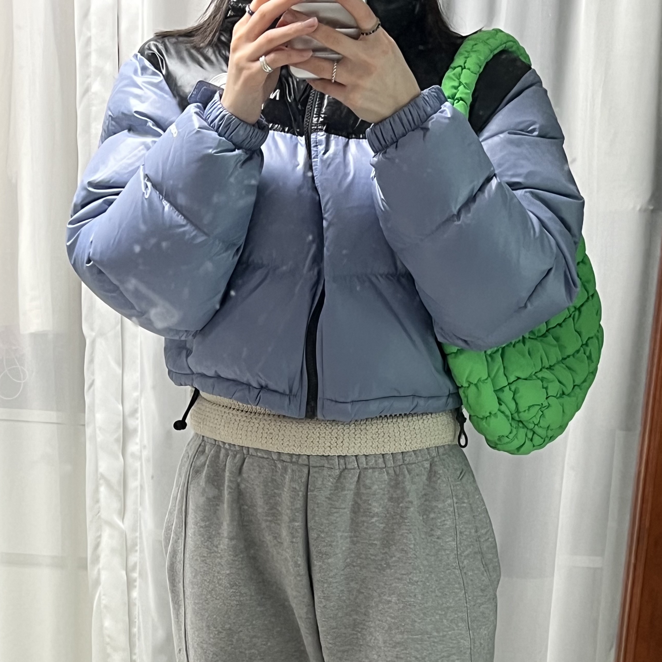 (W) The North Face Nuptse Short Jacket Folk Blue, COS Quilted Mini Bag Bright Green 착용 스타일 - 2