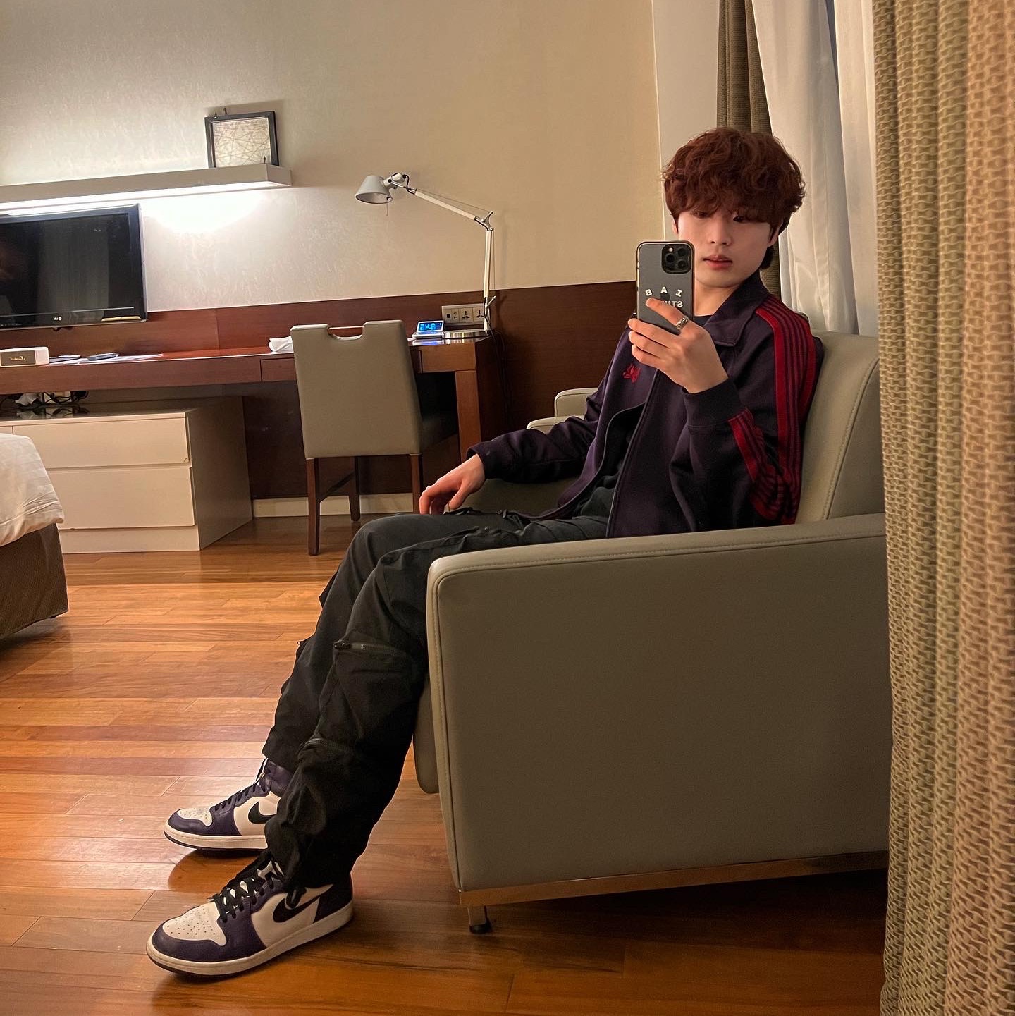 Needles Track Jacket Poly Smooth Dark Purple, Jordan 1 Retro High OG Court Purple 2020 착용 스타일