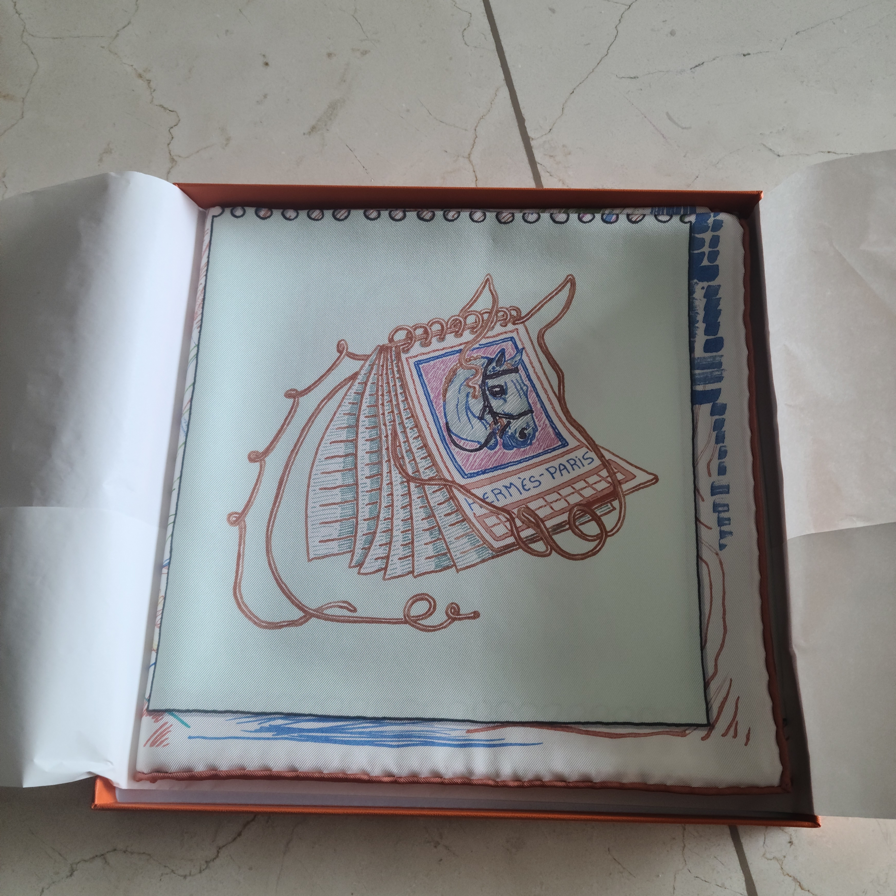 (W) Hermes Chevaloscope Scarf 90 Vert Deau Corail Bleu 착용 스타일 - 3