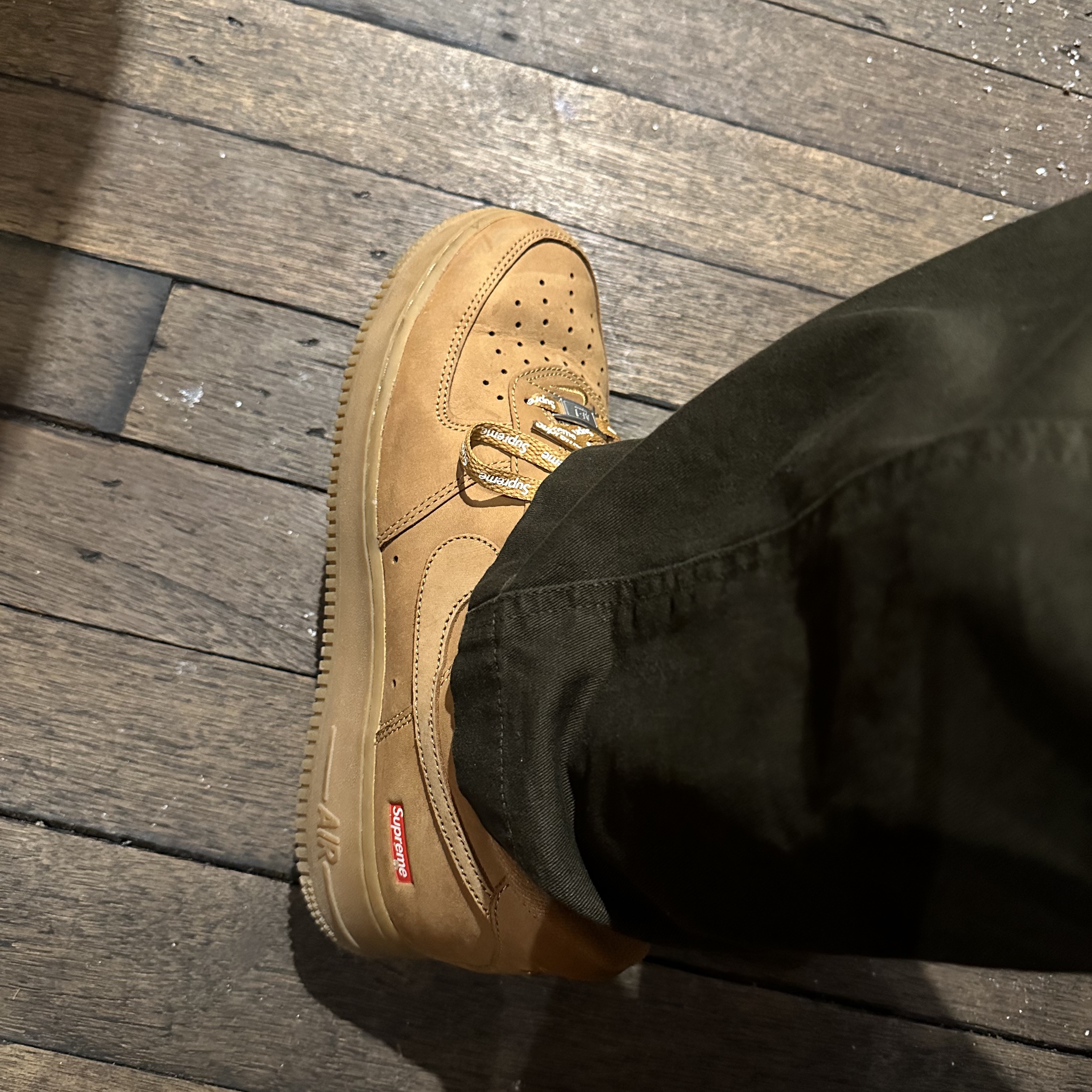 Nike x Supreme Air Force 1 Low Flax 착용 스타일 - 2