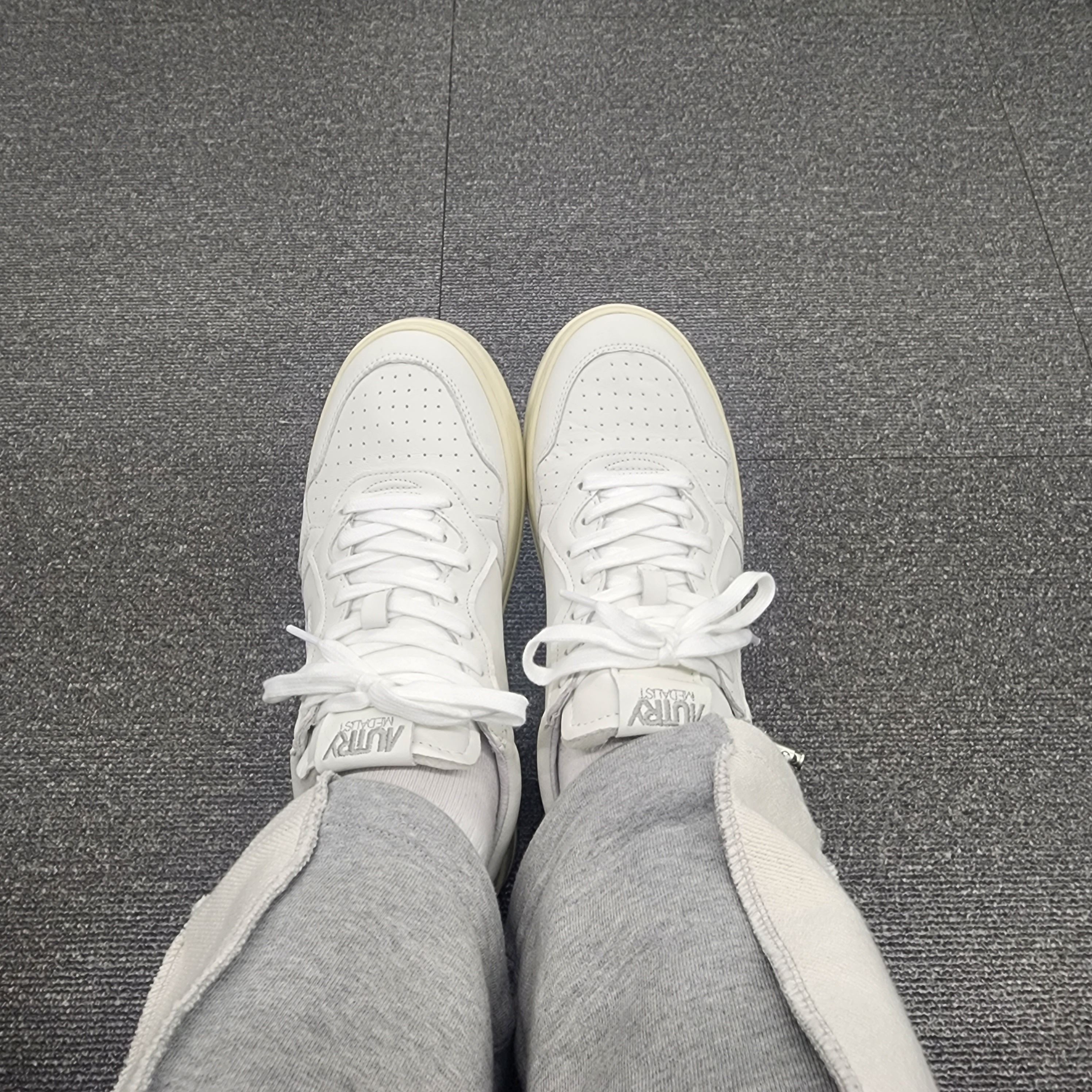 Autry Medalist Low Goatskin Sneakers White 착용 스타일 - 1