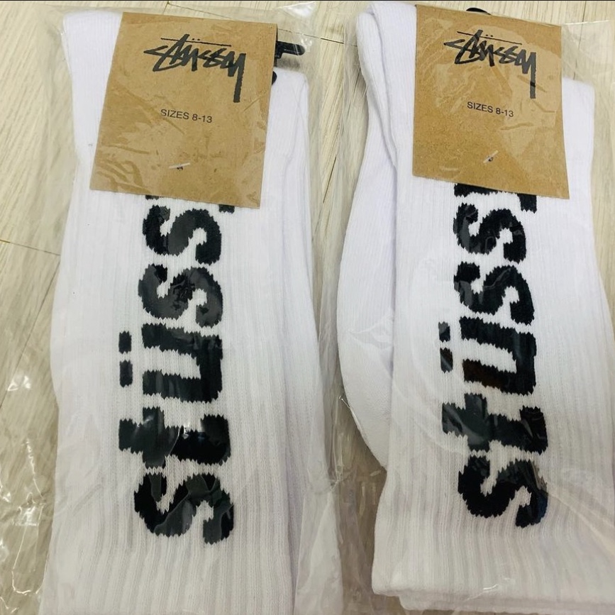 Stussy Helvetica Crew Socks White Black 착용 스타일