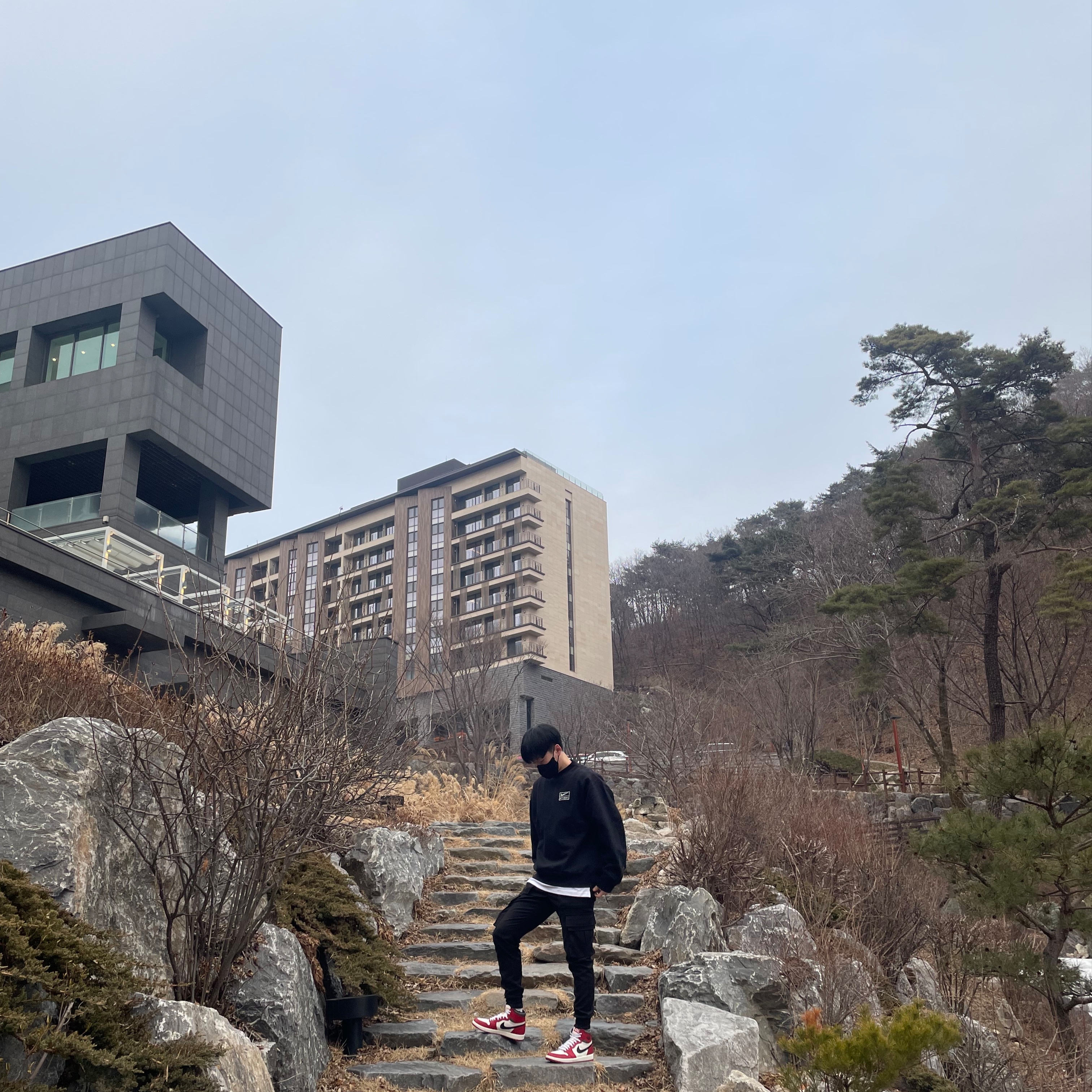 Nike x Stussy NRG Washed Fleece Crewneck Black (DO5310-010), Jordan 1 Retro High OG Chicago 2022 착용 스타일 - 1