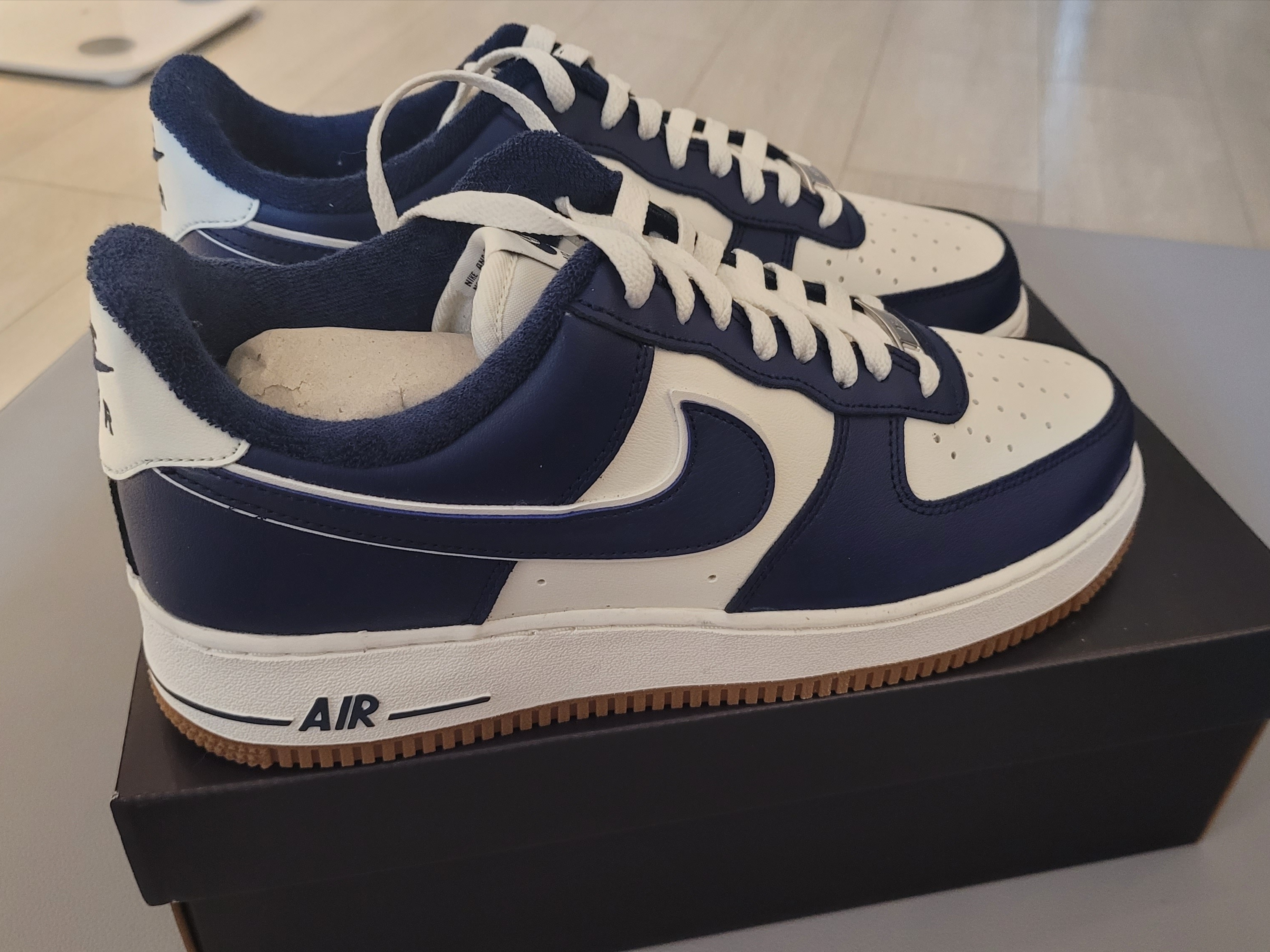 Nike Air Force 1 '07 LV8 Midnight Navy 착용 스타일 - 1