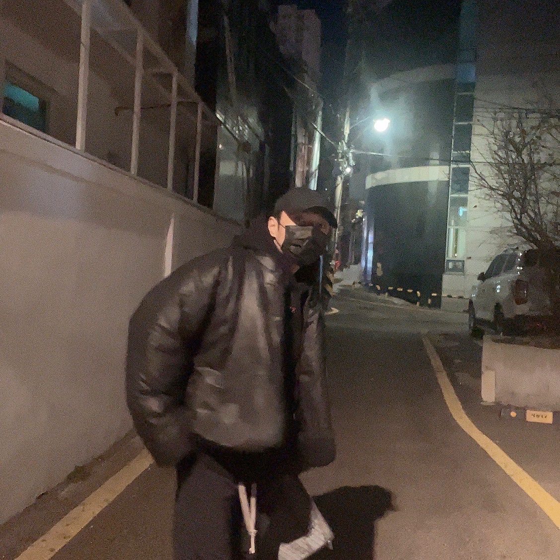 Yeezy Gap Round Jacket Black, Stone Island 99576 Nylon Metal 6-Panel Cap Black 착용 스타일