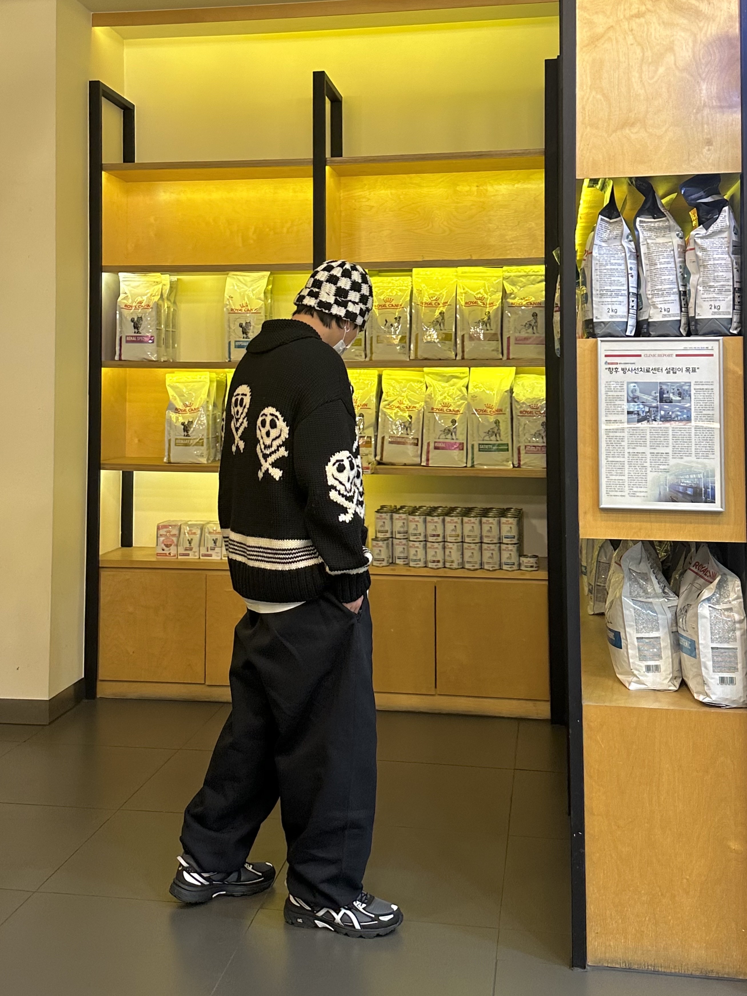Asics Gel-Venture 6 Carrier Grey, Stussy Crochet Checkered Beanie Black 착용 스타일 - 3