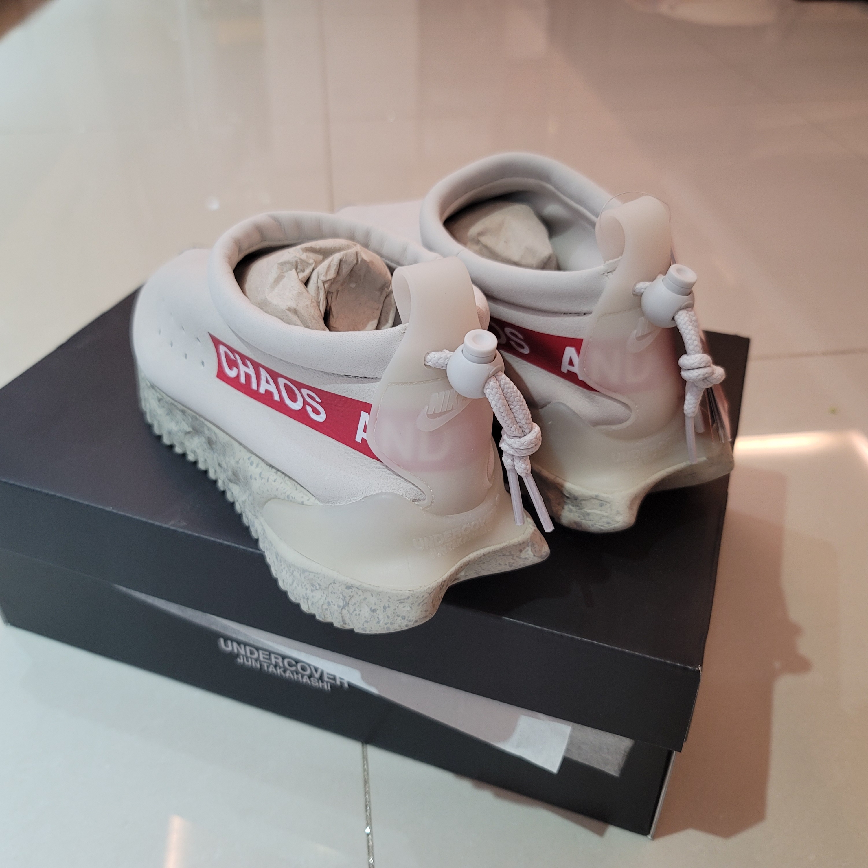 Nike x Undercover Moc Flow SP Light Bone 착용 스타일 - 3