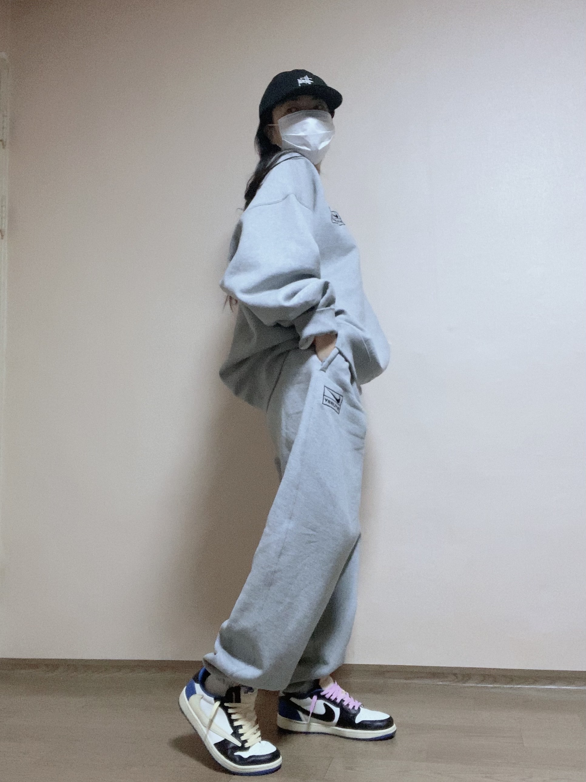 Nike x Stussy NRG Fleece Crewneck Dark Grey Heather (DO9337-063), Nike x Stussy NRG Fleece Pants Dark Grey Heather (DO9340-063) 착용 스타일 - 4