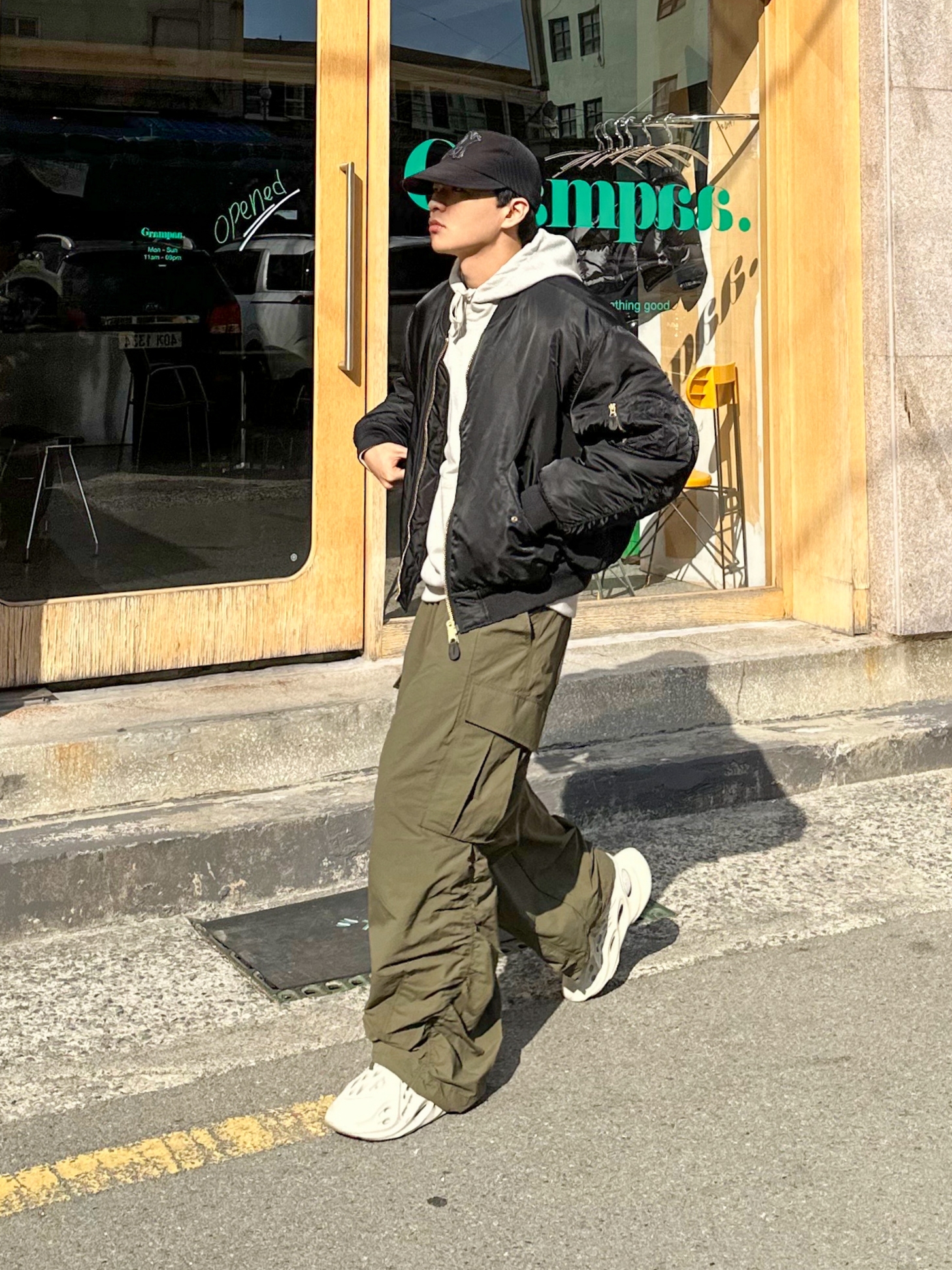 Adidas Yeezy Foam RNNR Sand 착용 스타일 - 2
