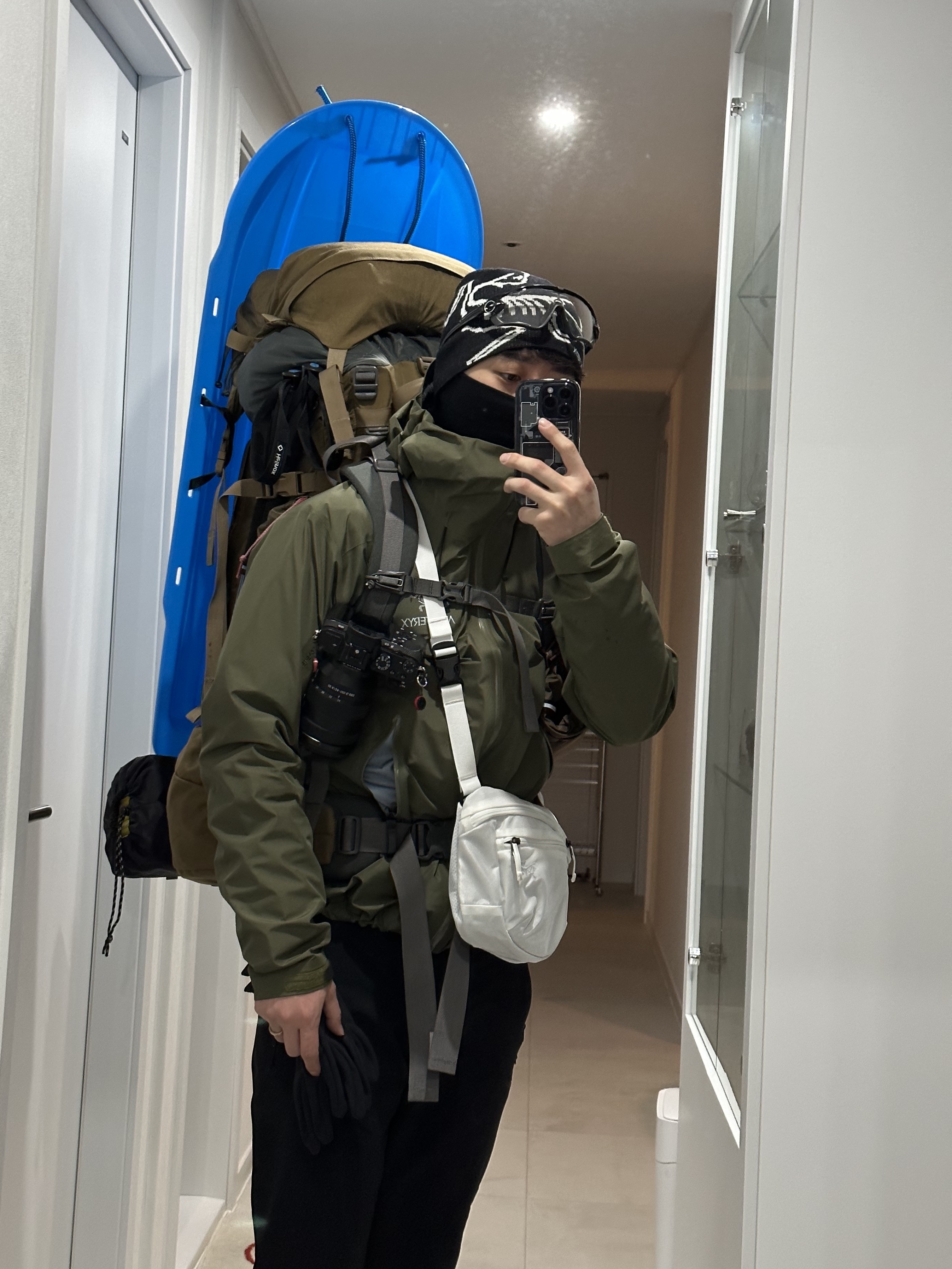 Arc'teryx Beta LT Jacket Tatsu, Arc'teryx Mantis 2 Waistpack White Light 착용 스타일