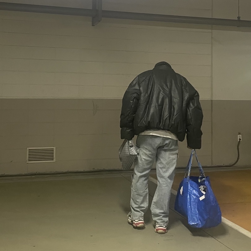 Yeezy Gap Round Jacket Black, Goyard Jouvence GM Toilet Bag Grey 착용 스타일