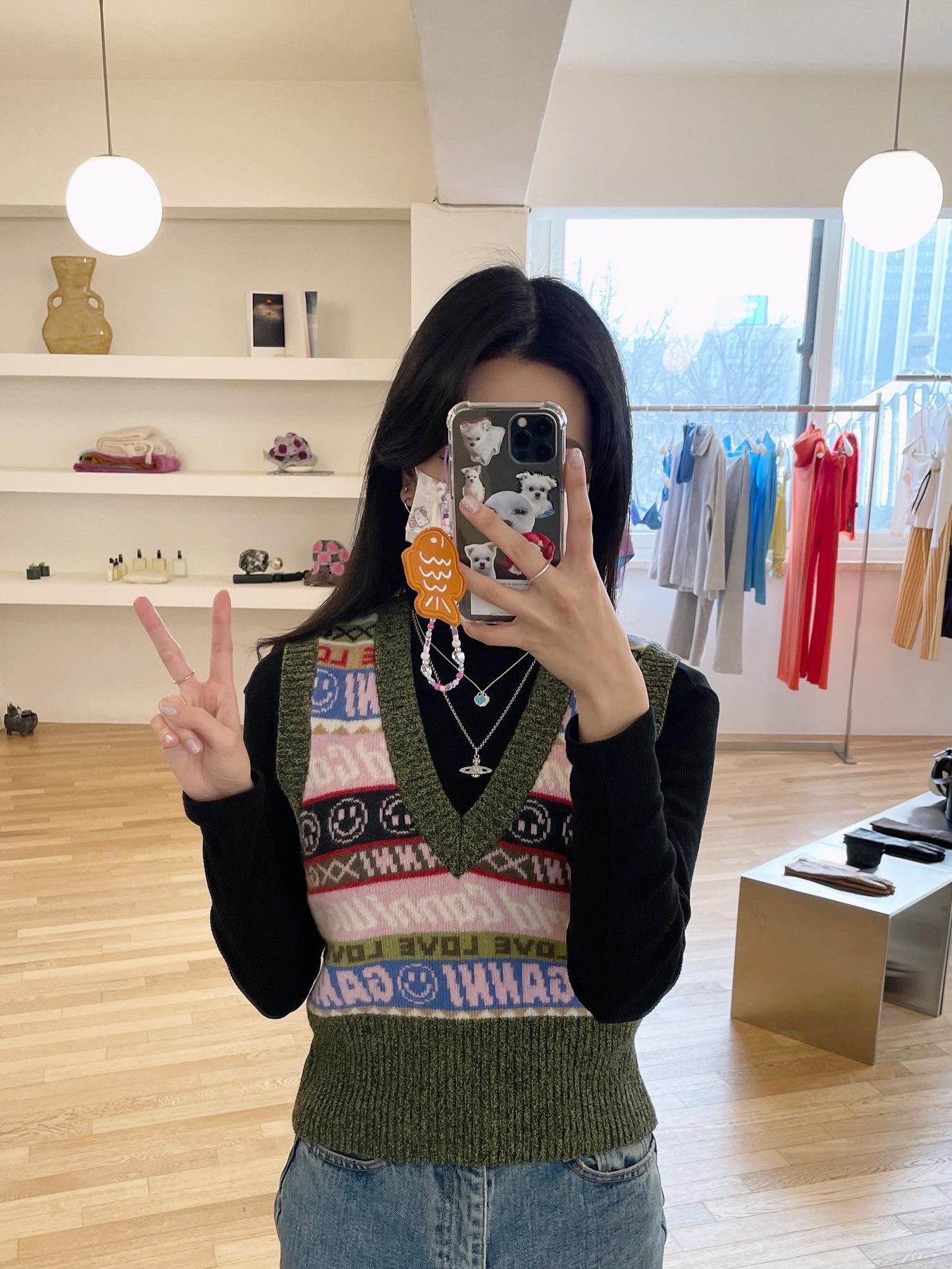 (W) Ganni Graphic V-Neck Vest Multicolour, (W) Ganni Graphic V-Neck Vest Multicolour Pink 착용 스타일