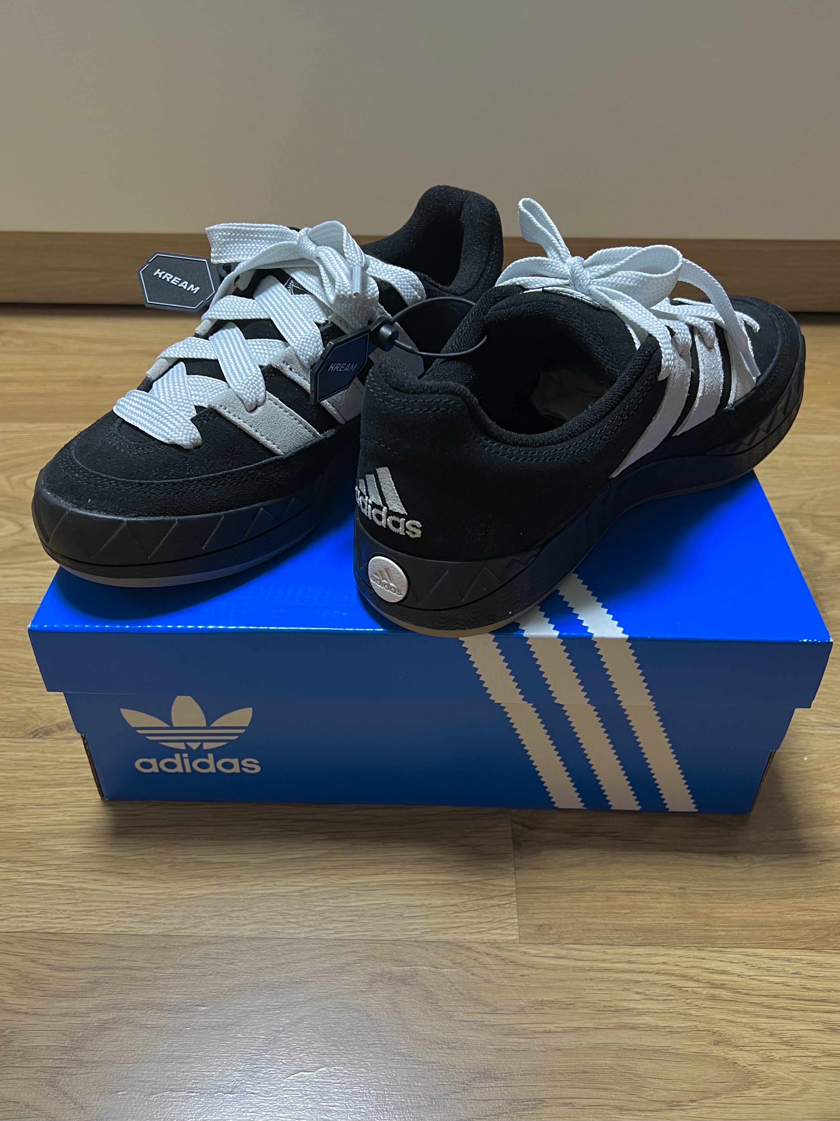 Adidas Adimatic Core Black Crystal White 착용 스타일 - 2