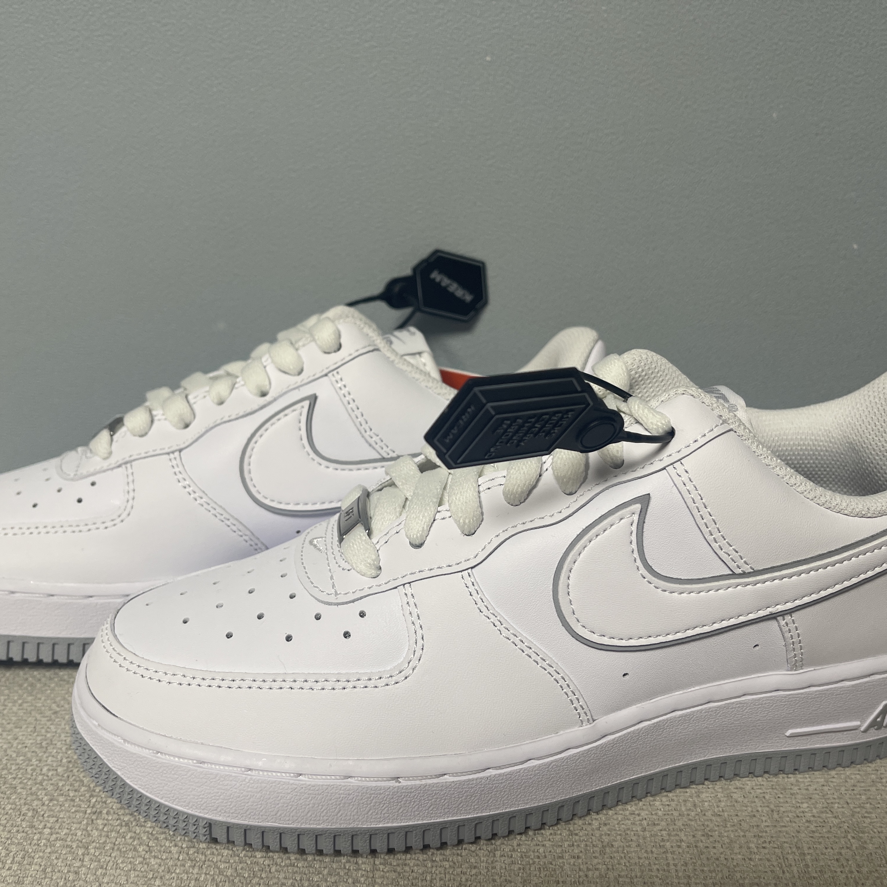Nike Air Force 1 '07 White Wolf Grey 착용 스타일