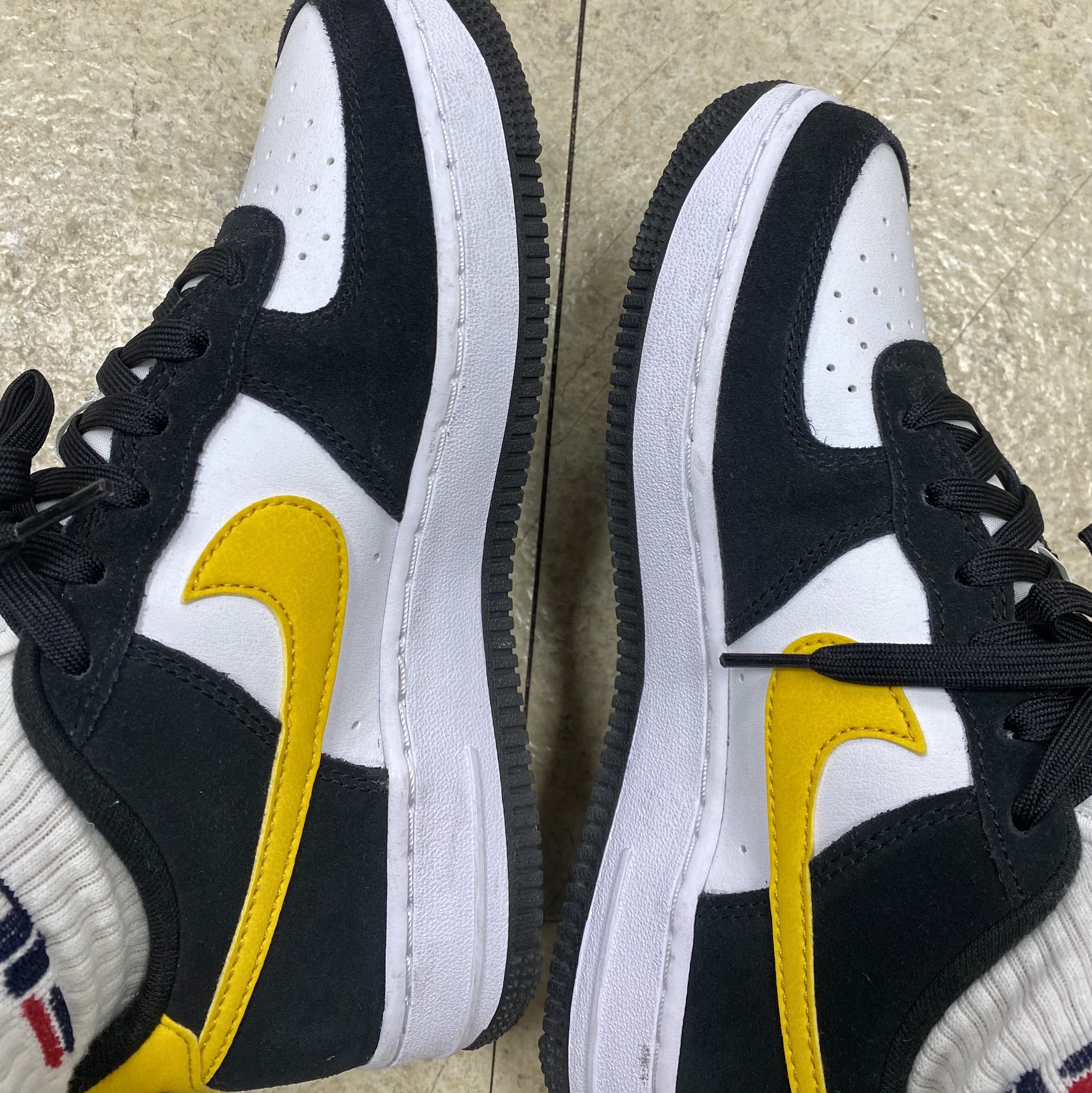 (GS) Nike Air Force 1 LV8 Athletic Club Black Dark Sulfur 착용 스타일