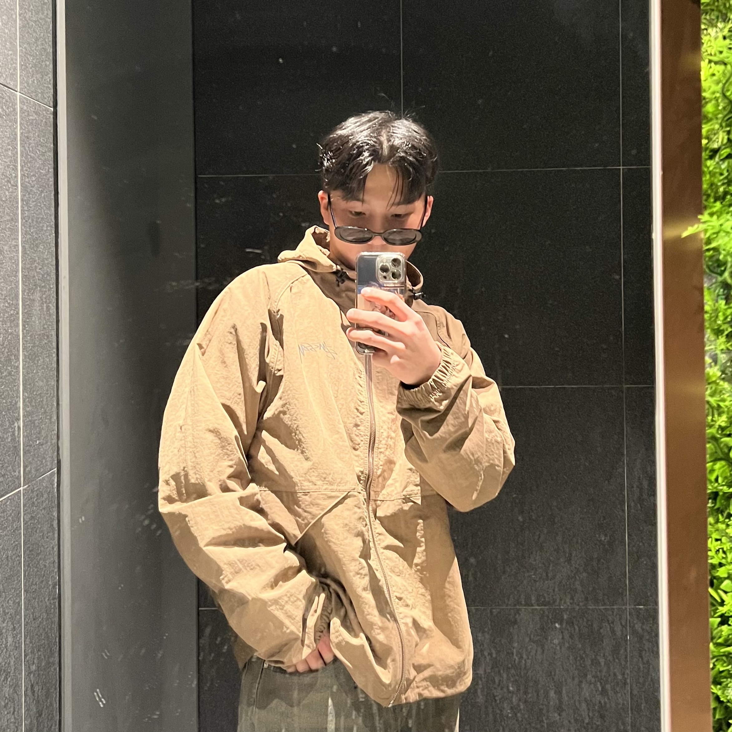 Stussy Wave Dye Beach Shell Jacket Brown 착용 스타일 - 3
