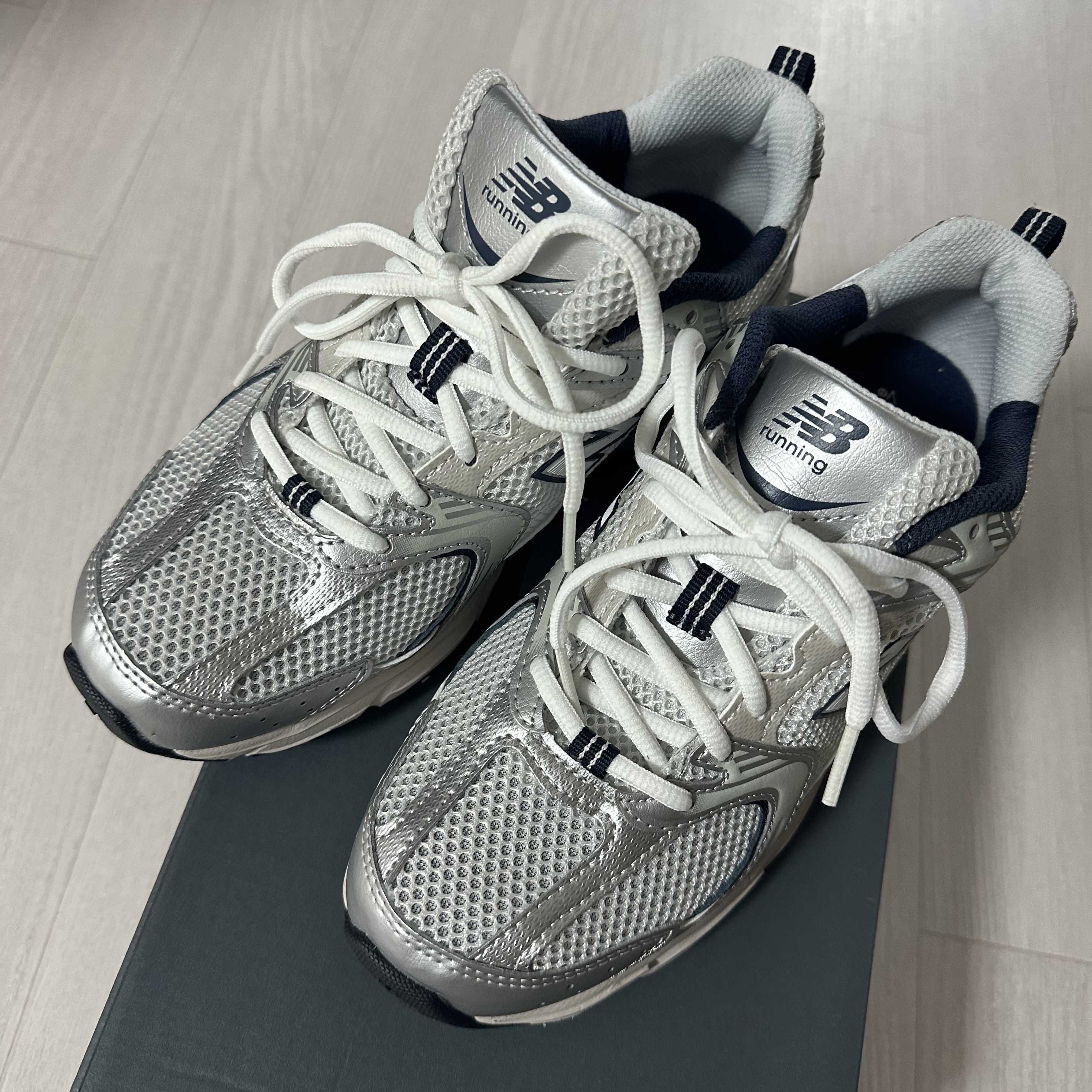 New Balance 530 Steel Grey 착용 스타일 - 3