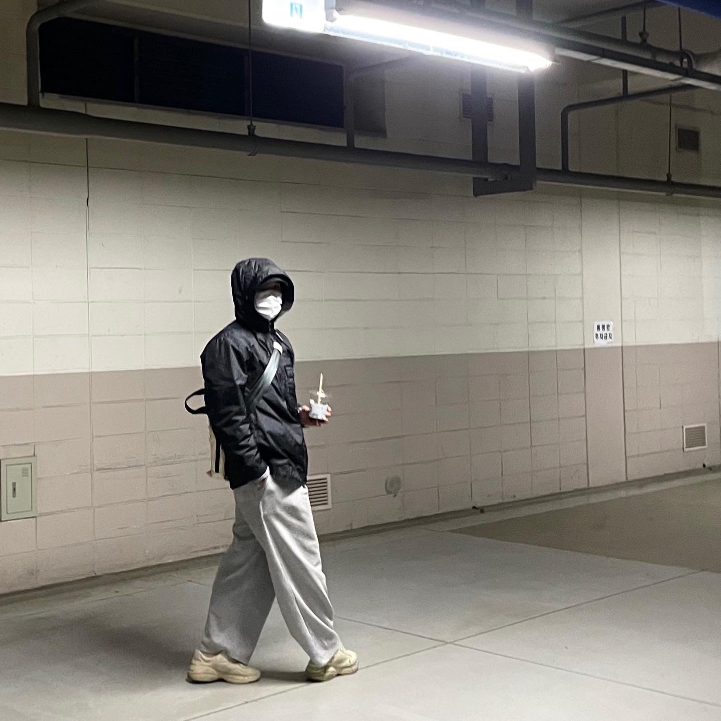 Stone Island 40522 Crinkle Reps Nylon Garment Dyed Hooded Jacket Black - 23SS, Gucci Rhyton Leather Sneakers Distressed Ivory 착용 스타일