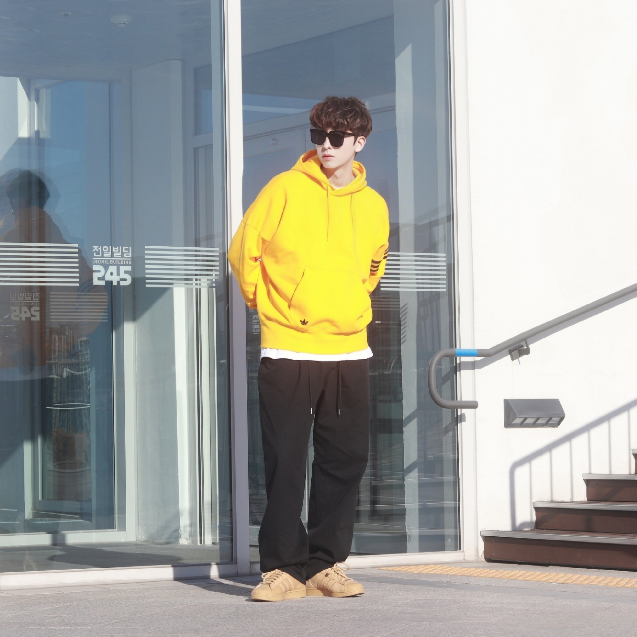 Adidas Superstar Golden Beige 착용 스타일 - 3