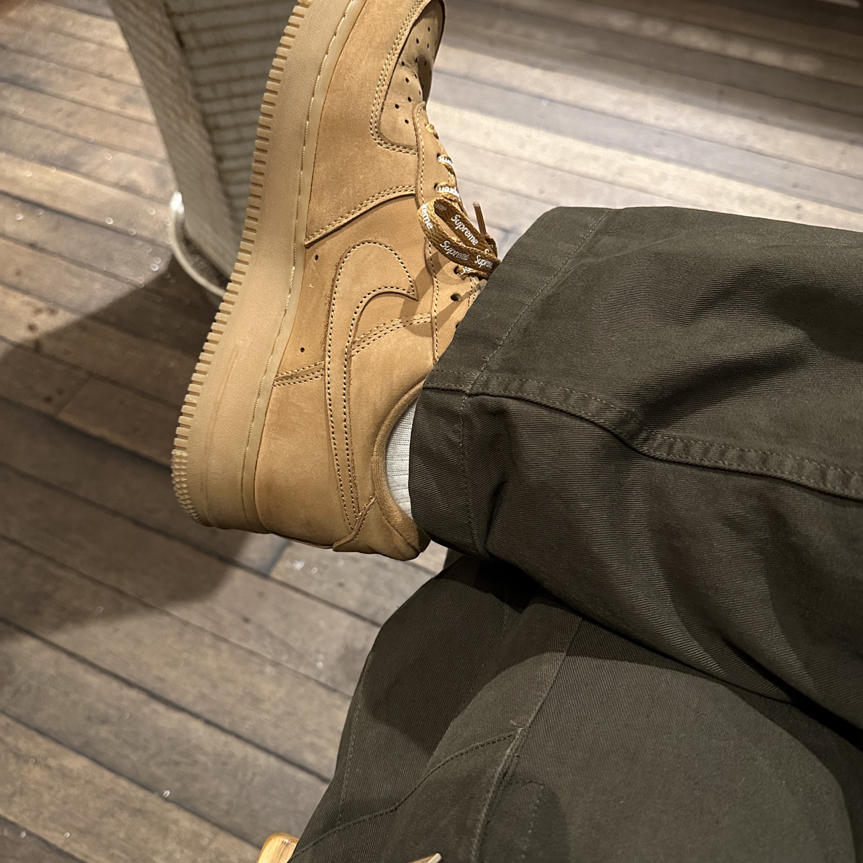 Nike x Supreme Air Force 1 Low Flax 착용 스타일 - 1