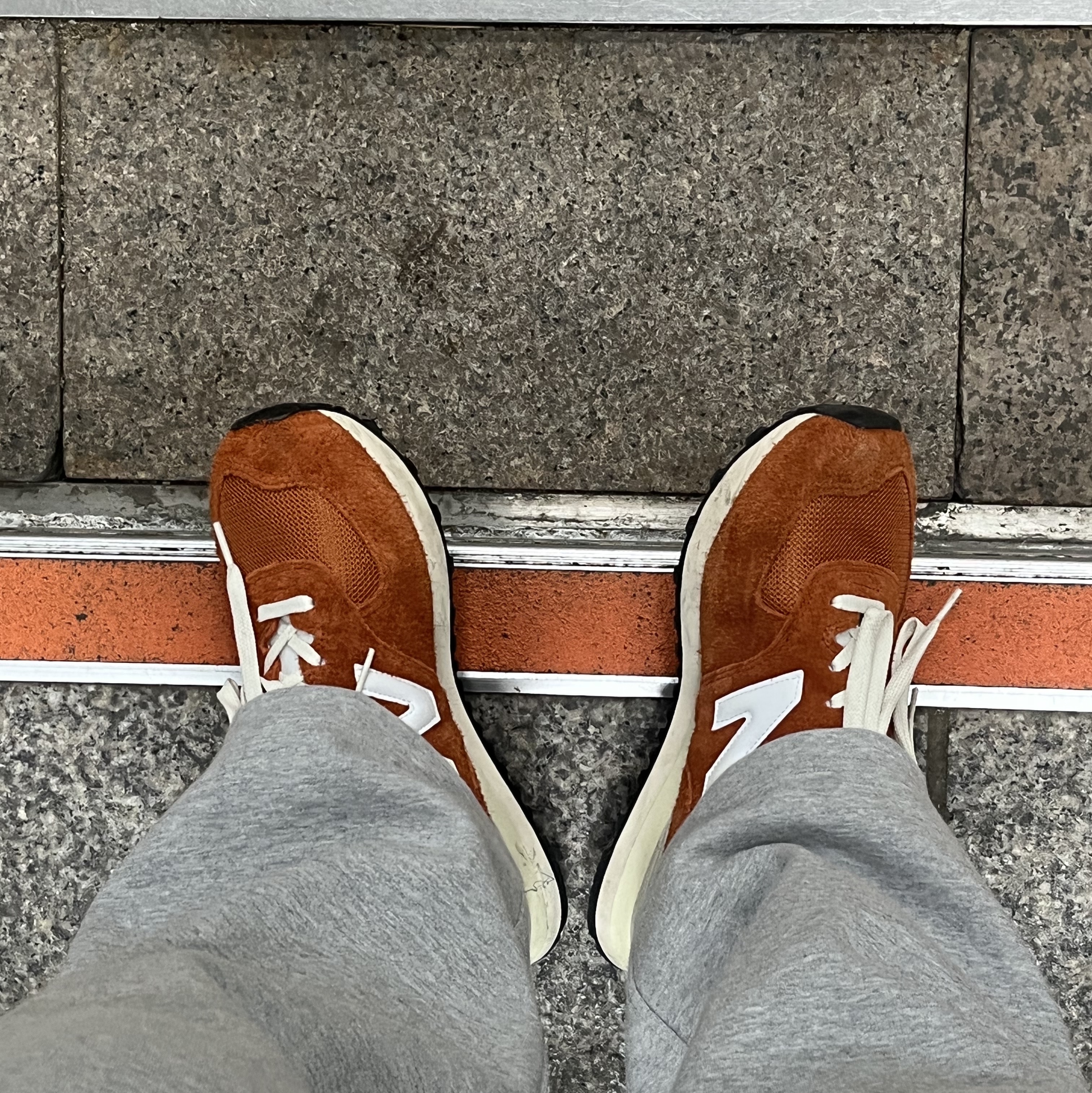 New Balance 574 Heritage Orange Burst White 착용 스타일