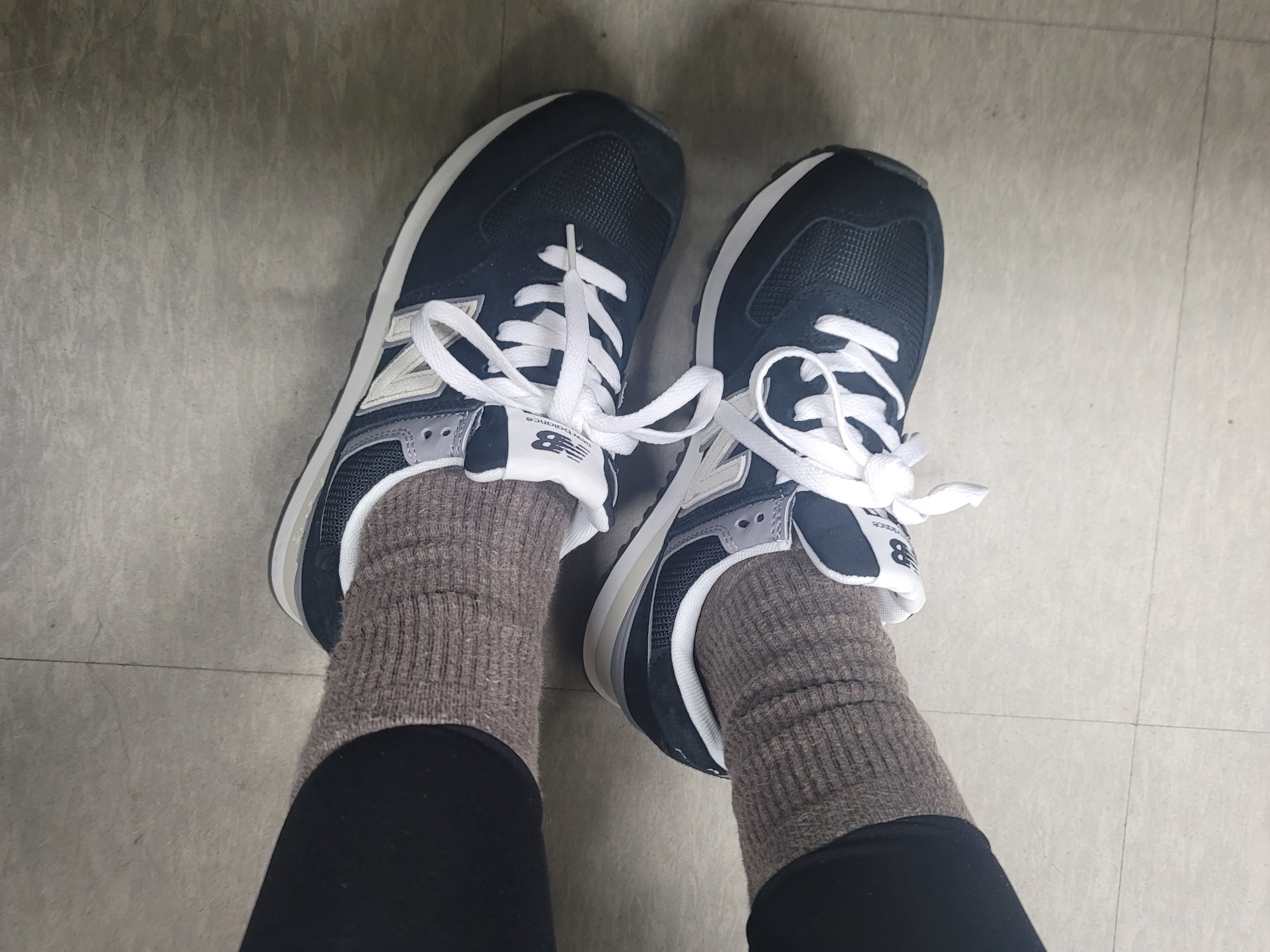 New Balance 574 Classics Reimagined Black 착용 스타일 - 2