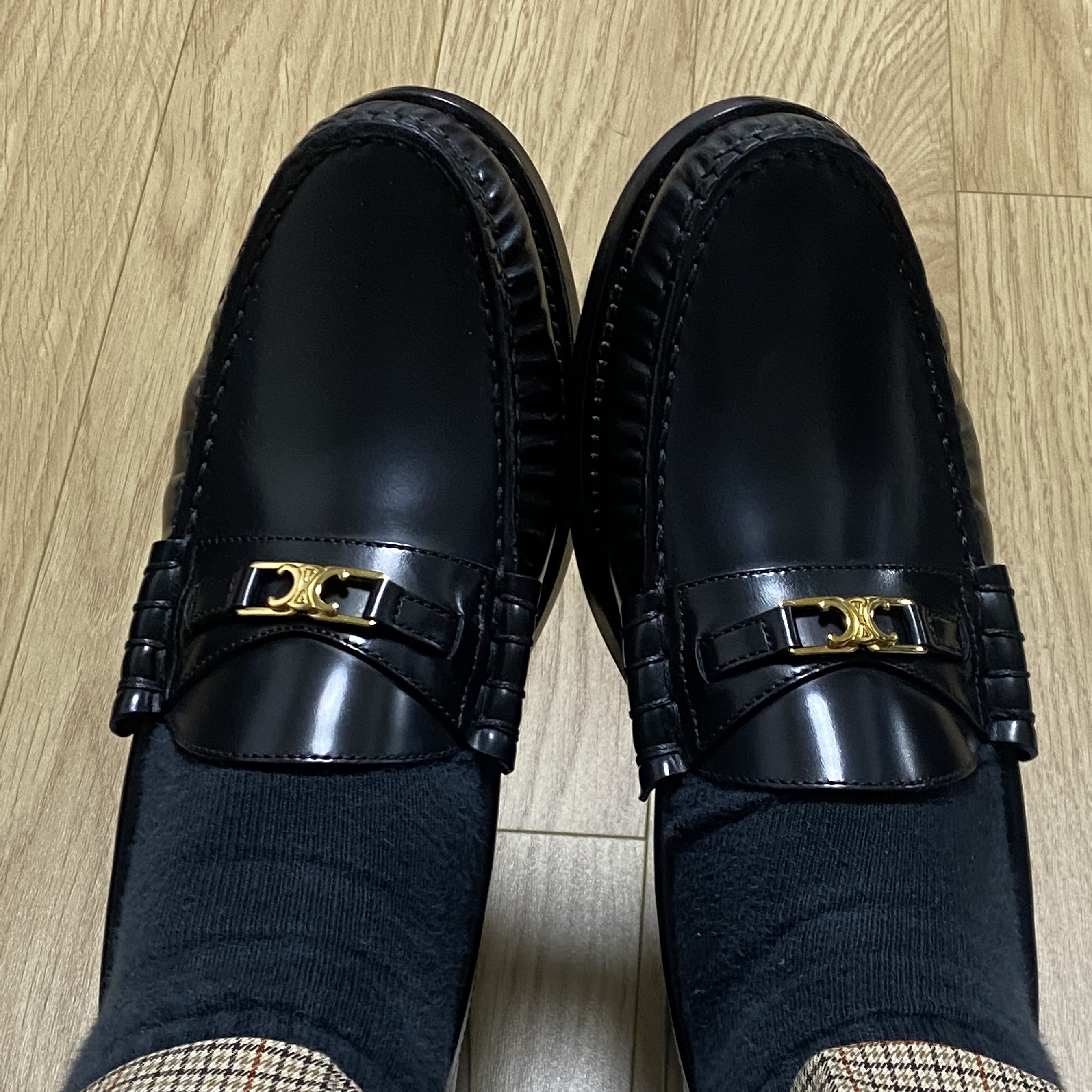 (W) Celine Luco Triomphe Loafers in Polished Calfskin Black, Loewe Small Gate Bag In Pebble Grain Calfskin Tan 착용 스타일 - 1