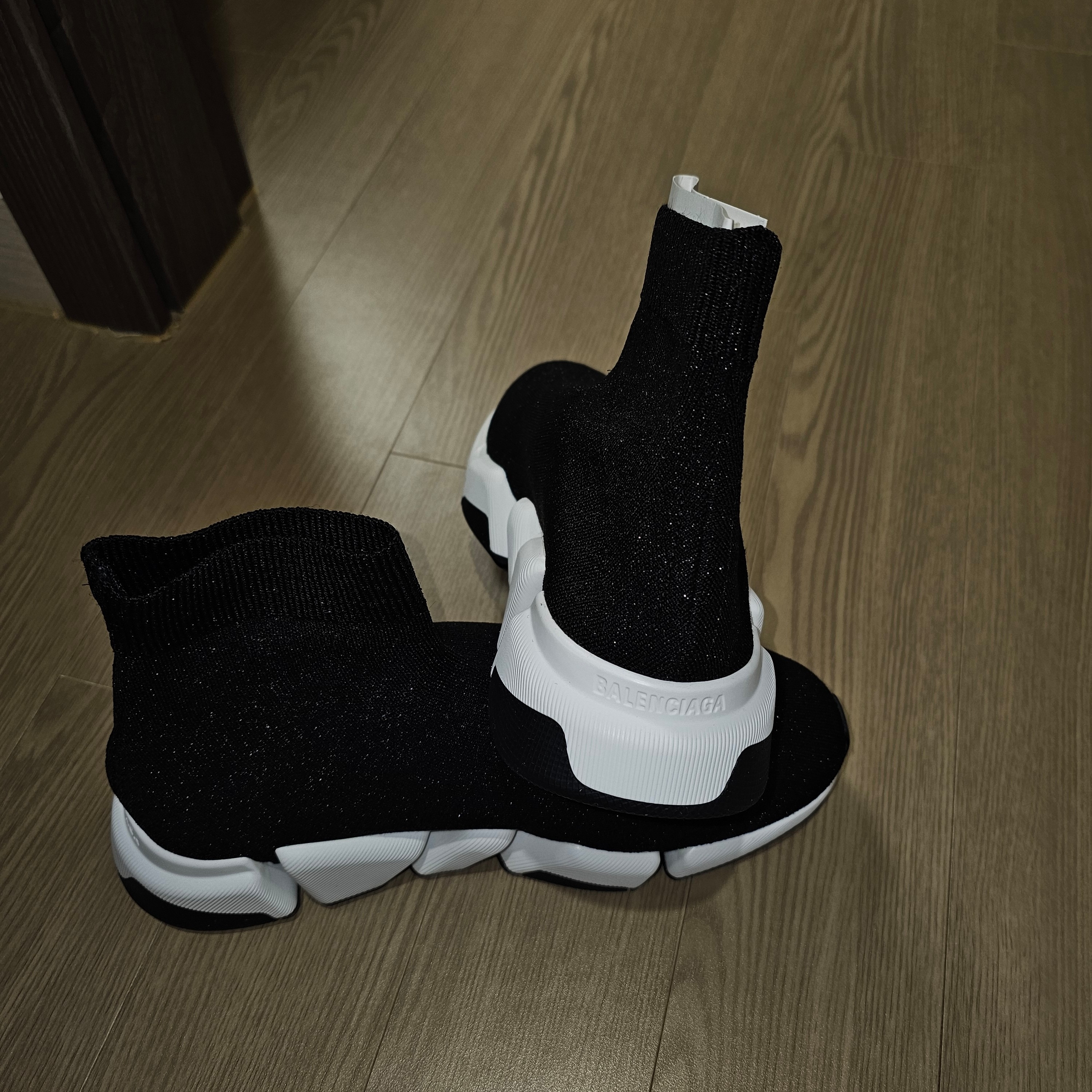 (W) Balenciaga Speed 2.0 Trainer Shiny Black White 착용 스타일 - 3
