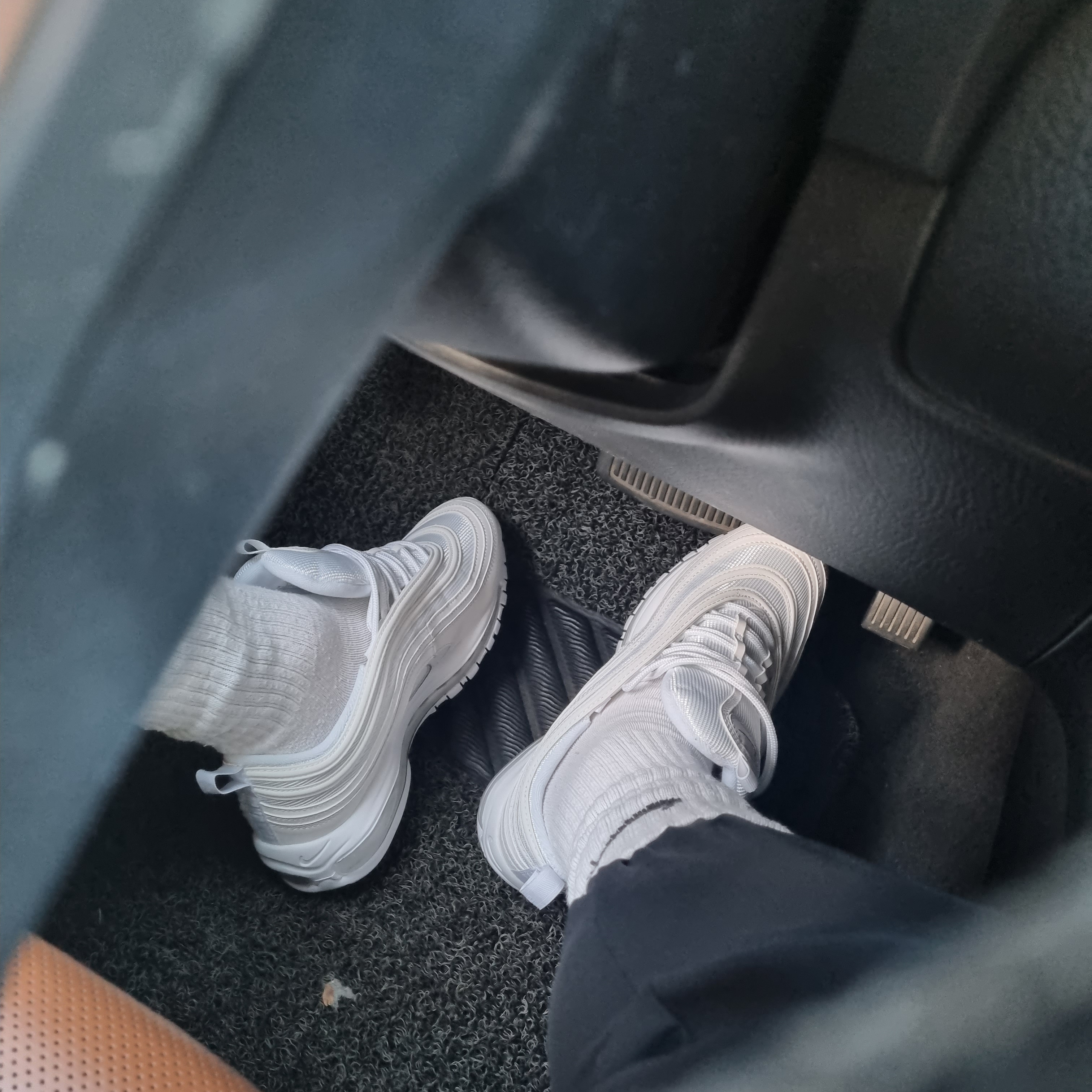 Nike Air Max 97 Triple White Wolf Grey 착용 스타일