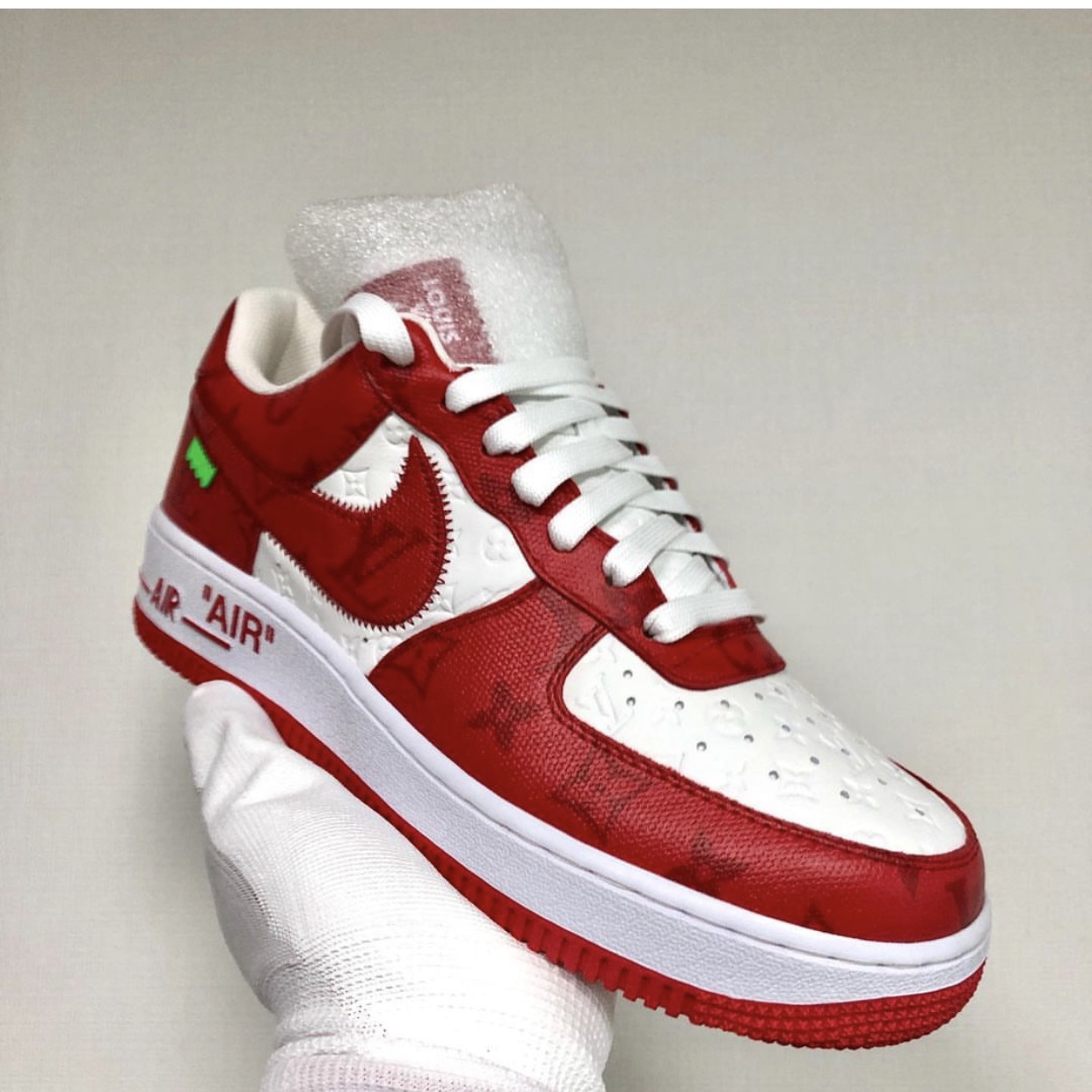 Louis Vuitton x Nike Air Force 1 Low by Virgil Abloh White Comet Red 착용 스타일 - 1