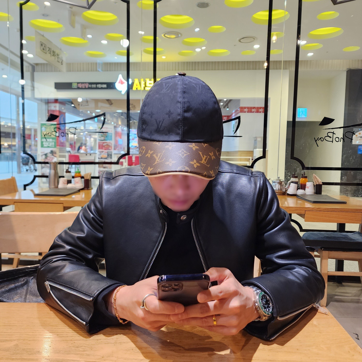 (W) Louis Vuitton Cap Ou Pas Cap Black, Rolex Submariner Date 40mm 116610LV Green Oyster 착용 스타일