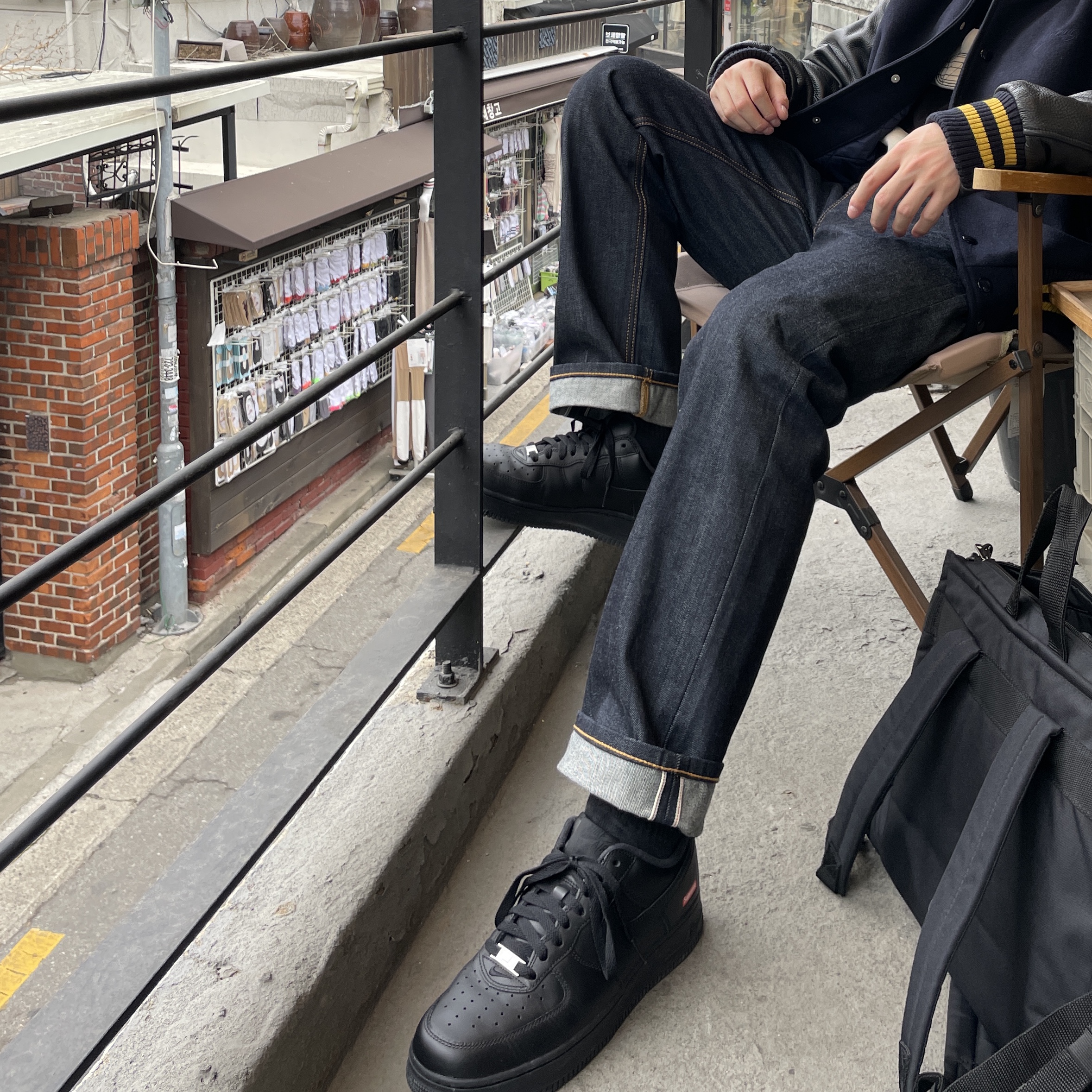 Nike x Supreme Air Force 1 Low Black, Telfar x Eastpak Medium Shopper Black 착용 스타일 - 2