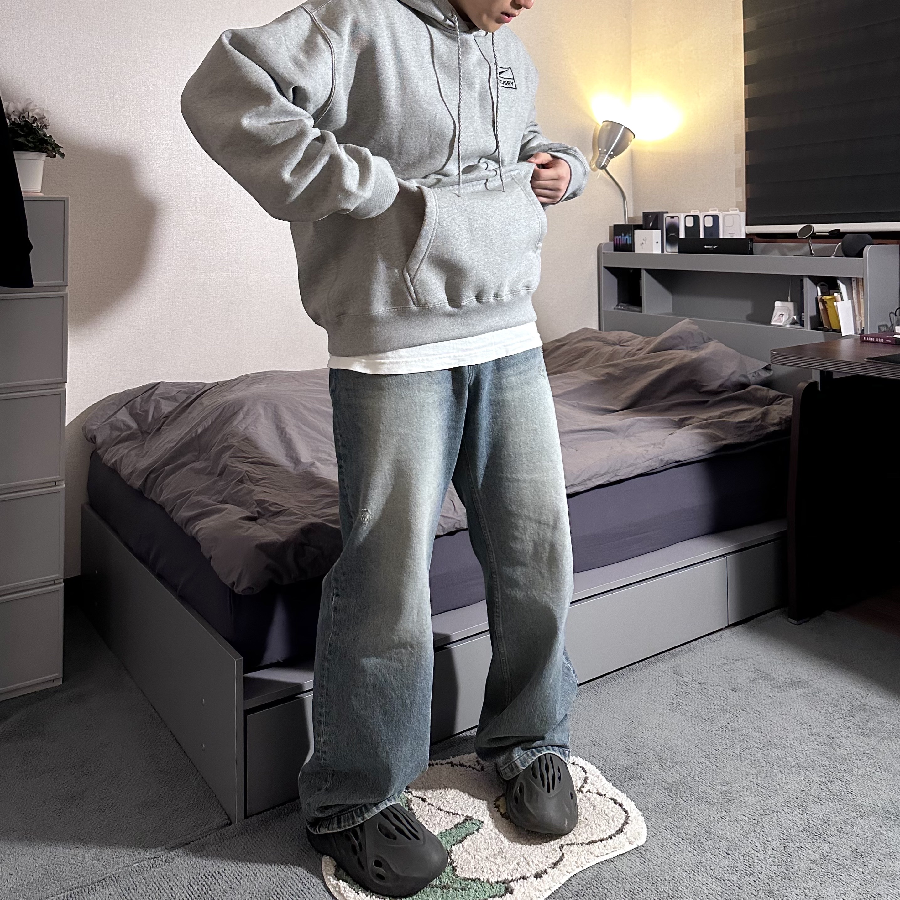 Nike x Stussy NRG RA Pullover Hoodie Dark Grey Heather (DJ9488-063), Adidas Yeezy Foam RNNR Onyx 착용 스타일 - 1