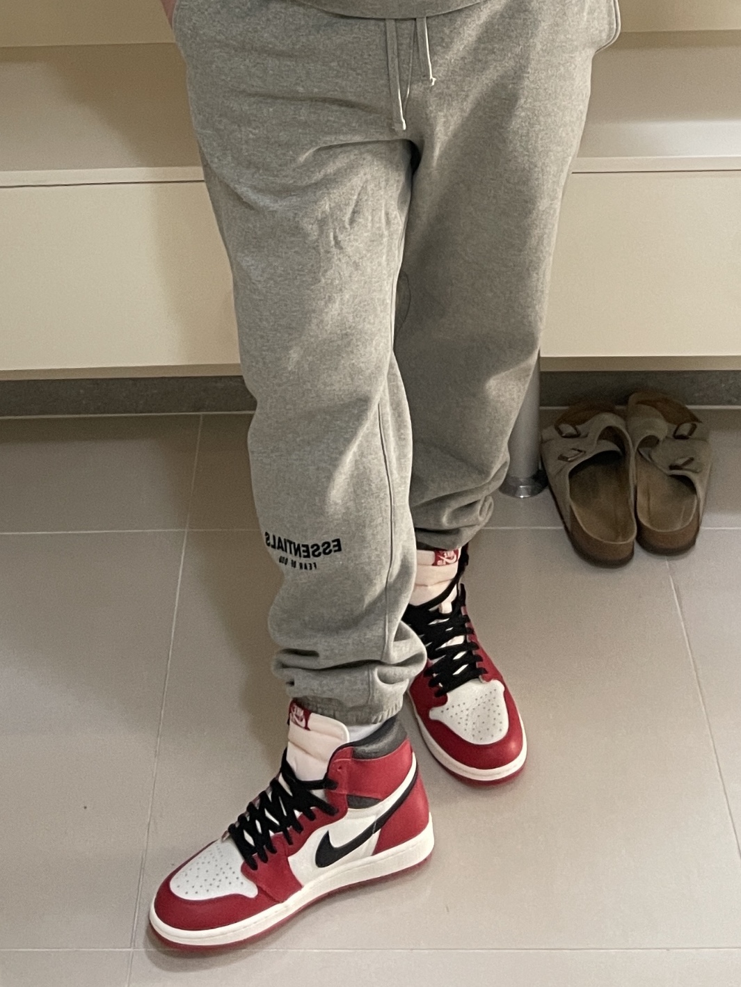 Essentials The Core Collection Sweatpants Dark Oatmeal, Jordan 1 Retro High OG Chicago 2022 착용 스타일
