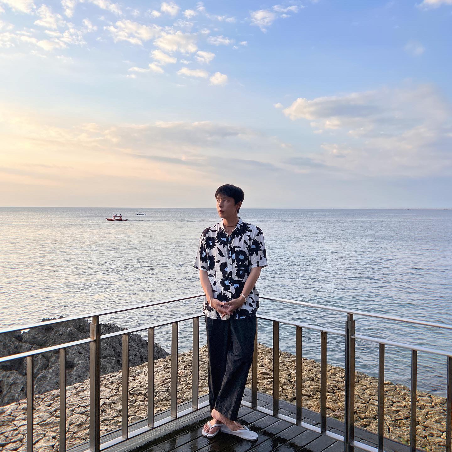 Jacquemus La Chemise Melo Short Sleeve Shirt Print Dark Navy Flowers 착용 스타일