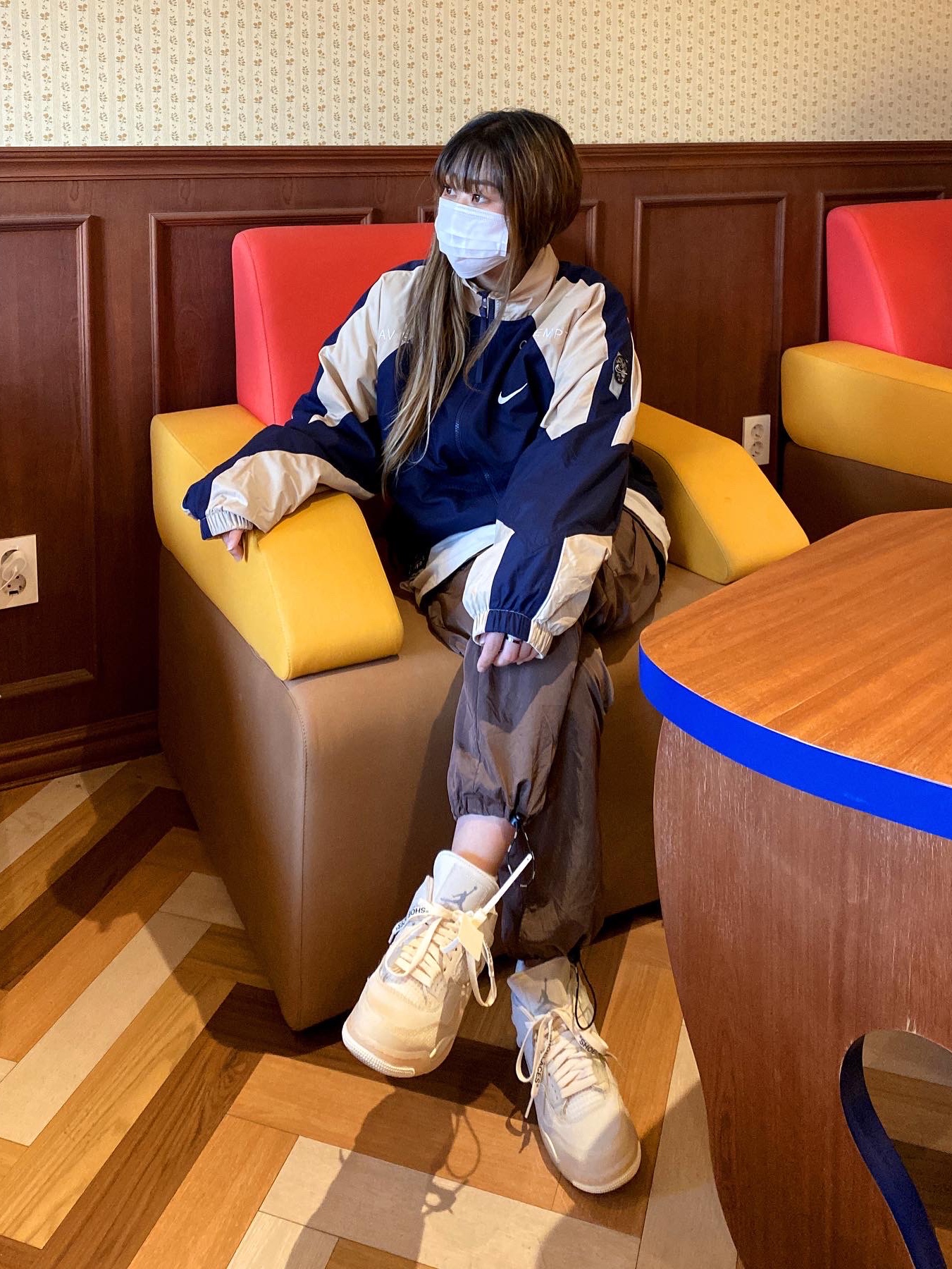 (W) Jordan 4 x Off-White Retro SP Sail, Nike x Cav Empt Track Jacket Navy 착용 스타일 - 1