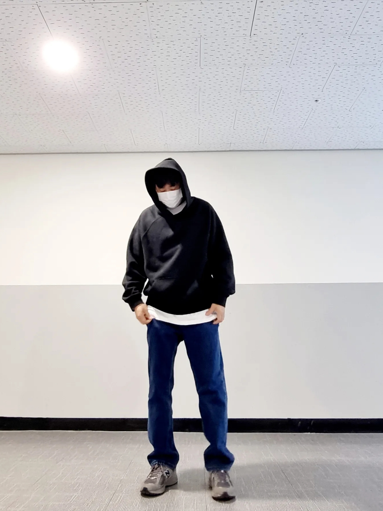 Essentials Pull-Over Hoodie Black - 21SS, New Balance 2002R Gray 착용 스타일 - 1