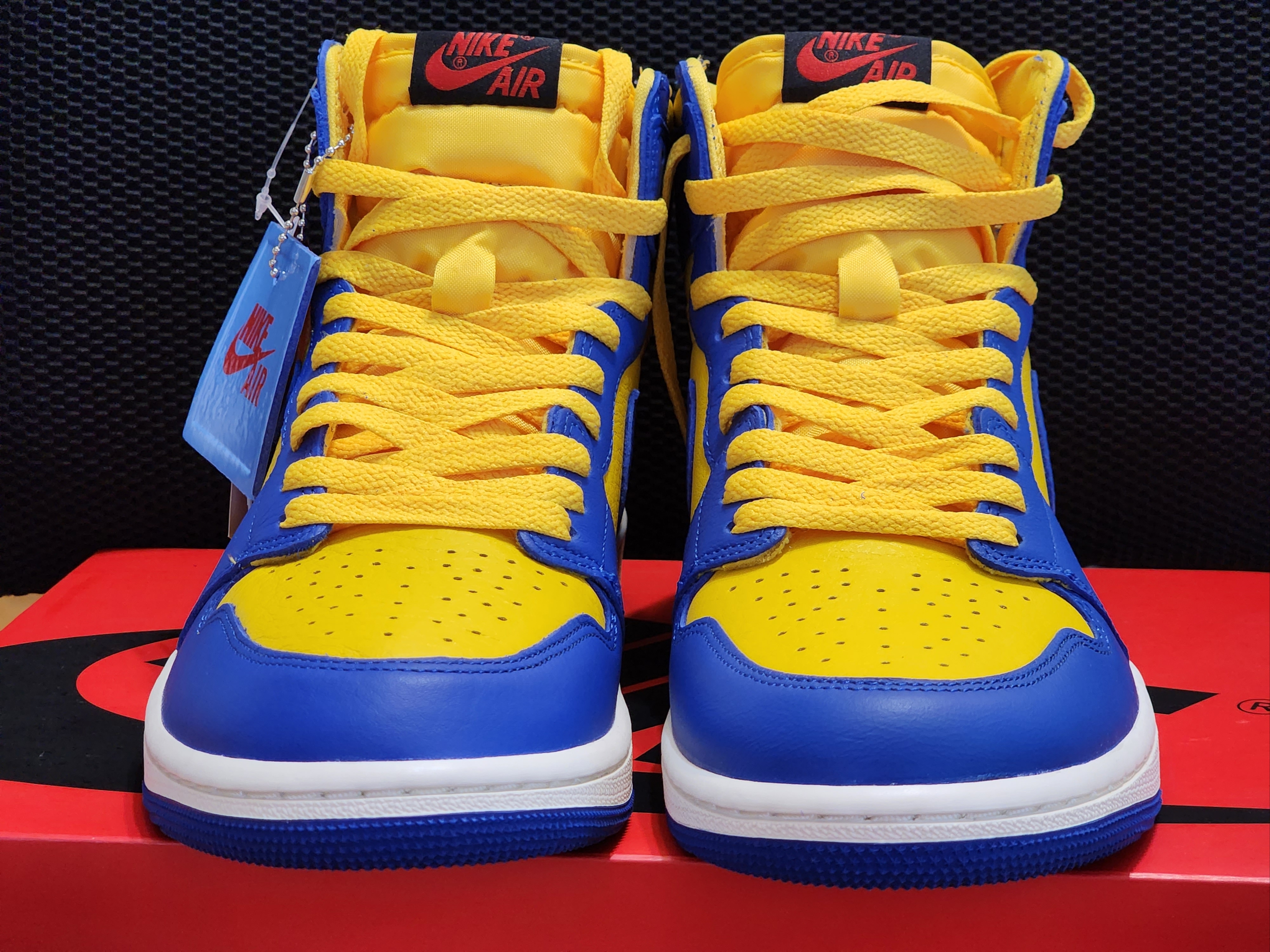 (W) Jordan 1 Retro High OG Game Royal and Varsity Maize 착용 스타일 - 2