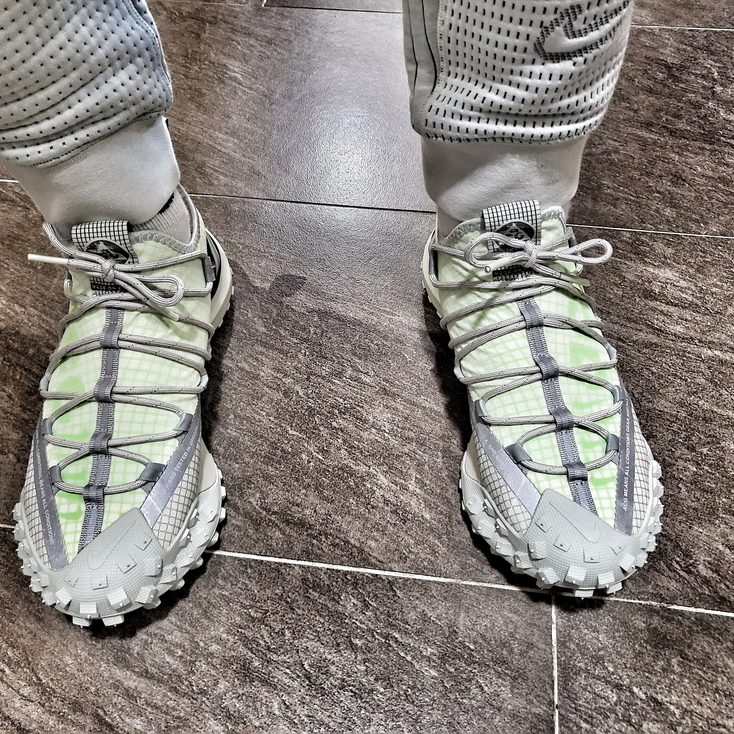 Nike ACG Mountain Fly Low Sea Glass 착용 스타일 - 1