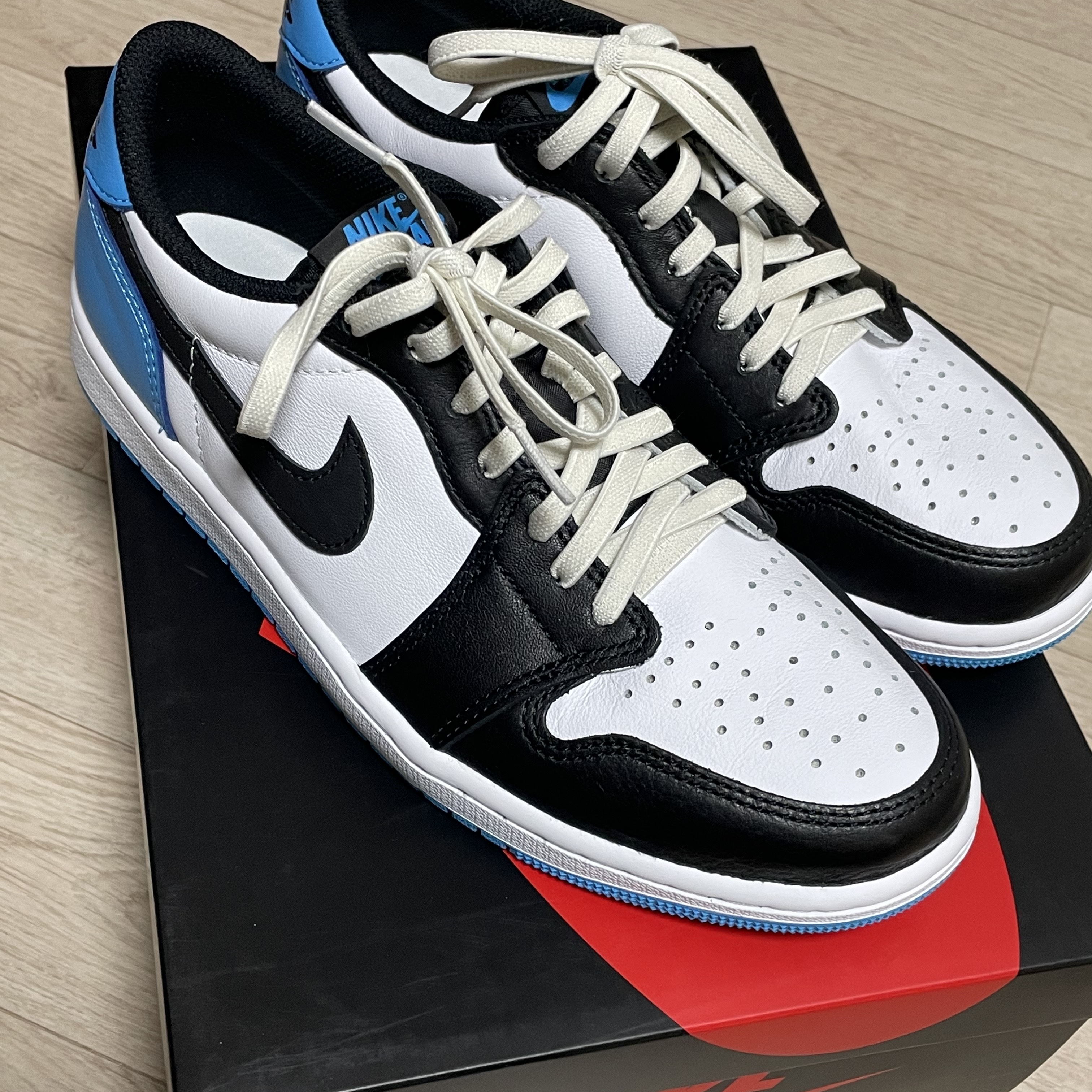 Jordan 1 Retro Low OG Black and Dark Powder Blue 착용 스타일