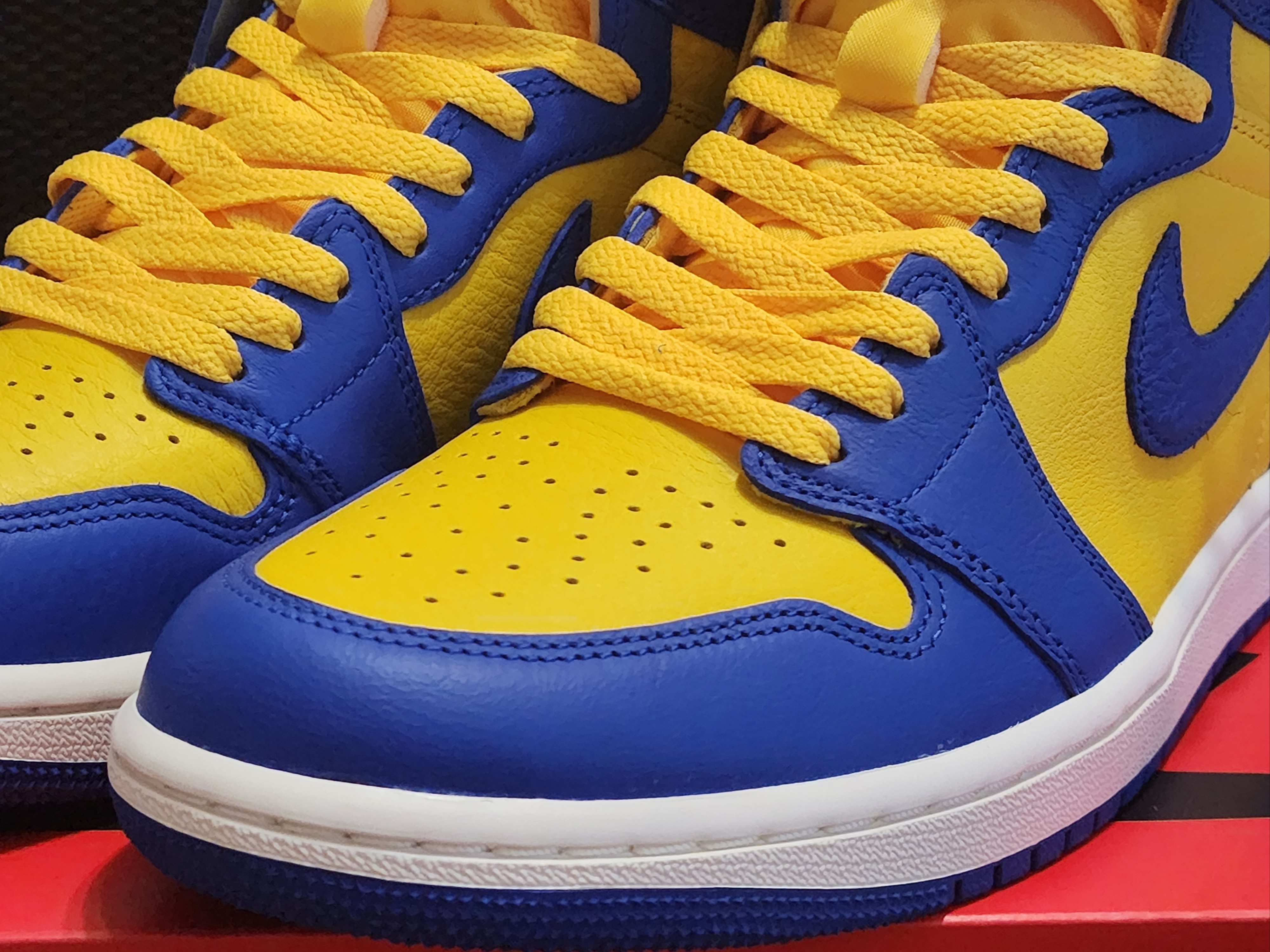 (W) Jordan 1 Retro High OG Game Royal and Varsity Maize 착용 스타일 - 5