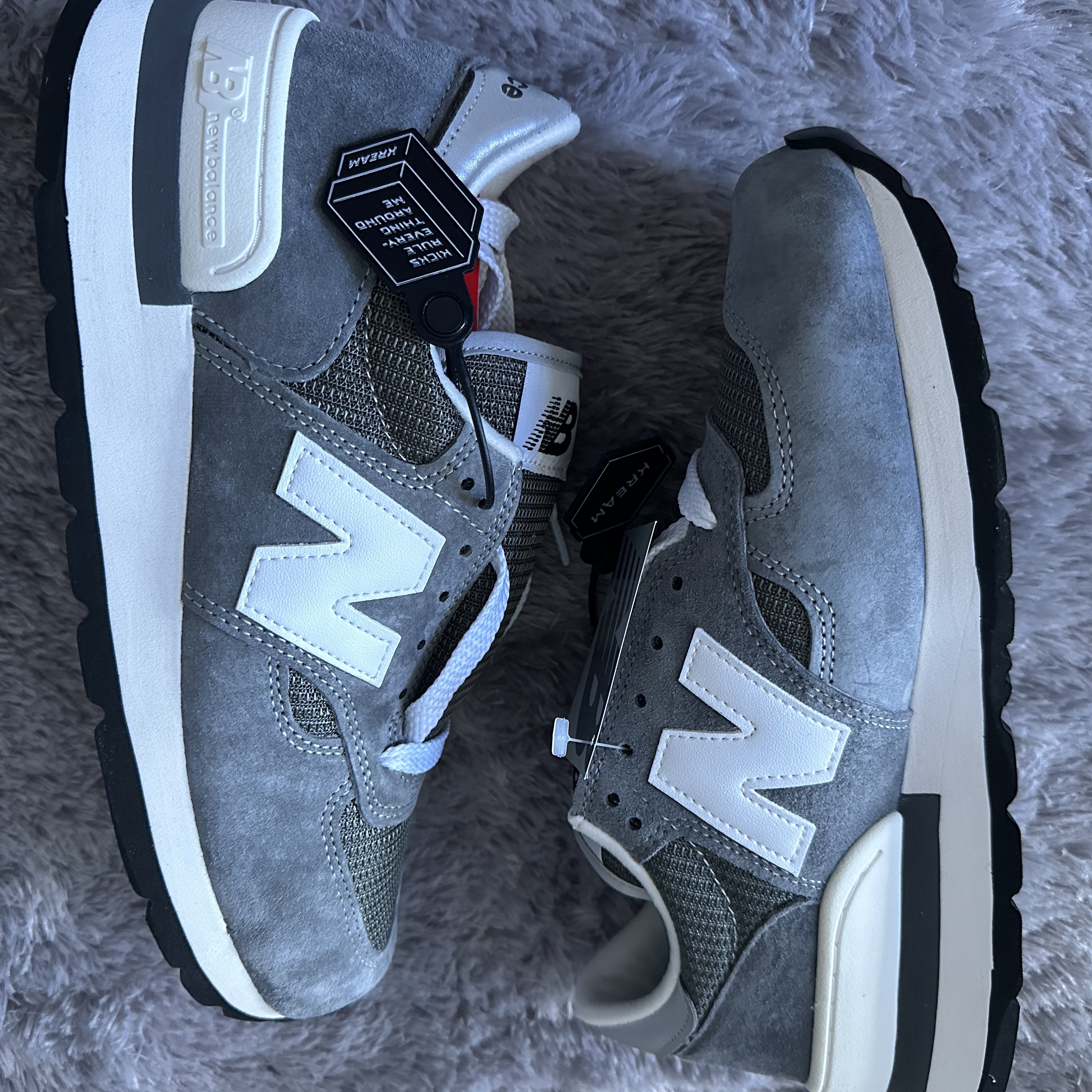 New Balance 990v1 Made in USA Grey White 착용 스타일 - 3