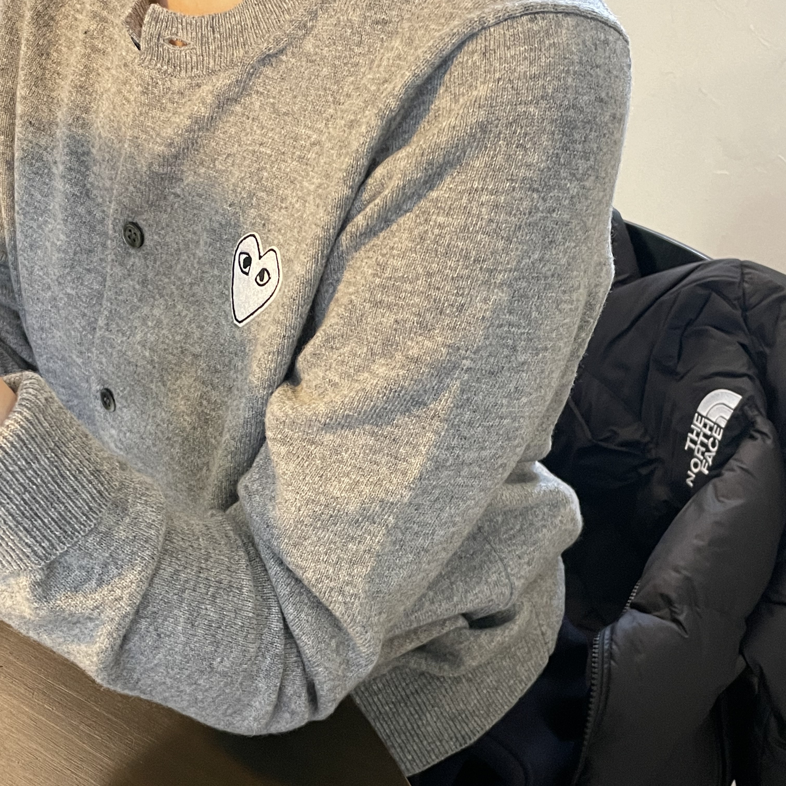 (W) Play Comme des Garcons White Heart Knit Cardigan Light Grey 착용 스타일