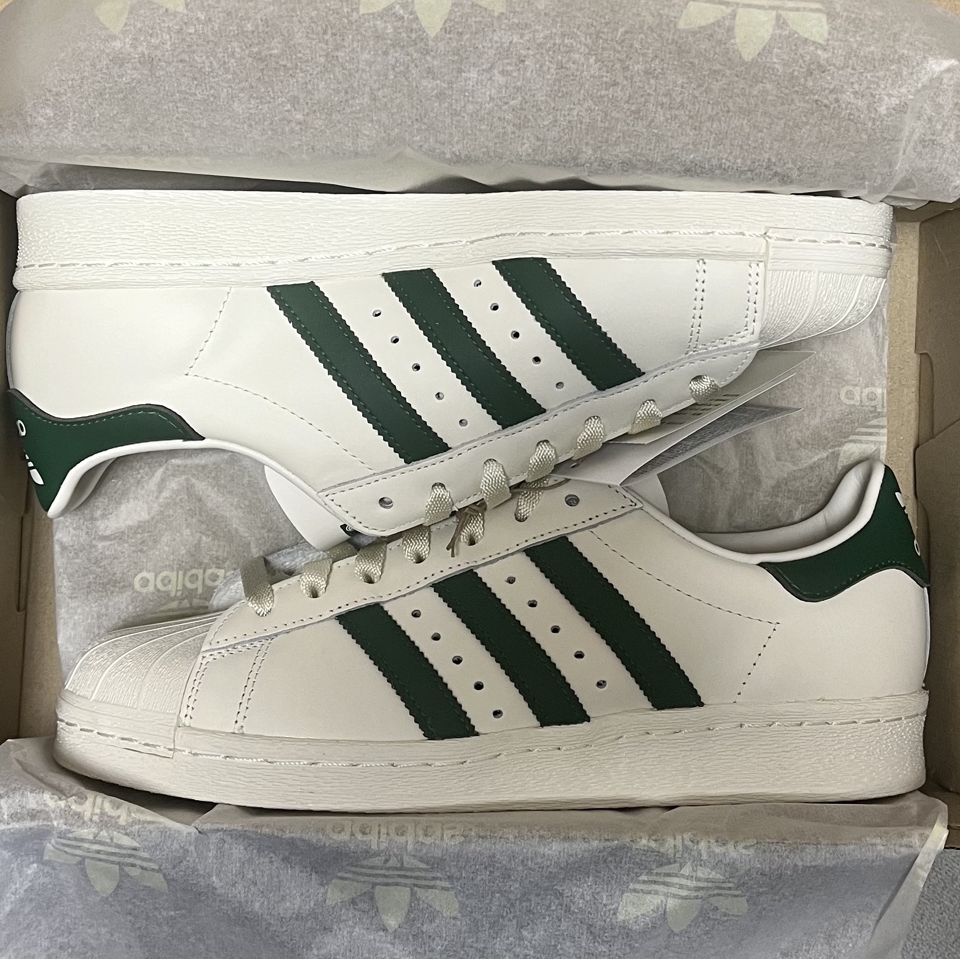 Adidas Superstar 82 Off White Dark Green 착용 스타일