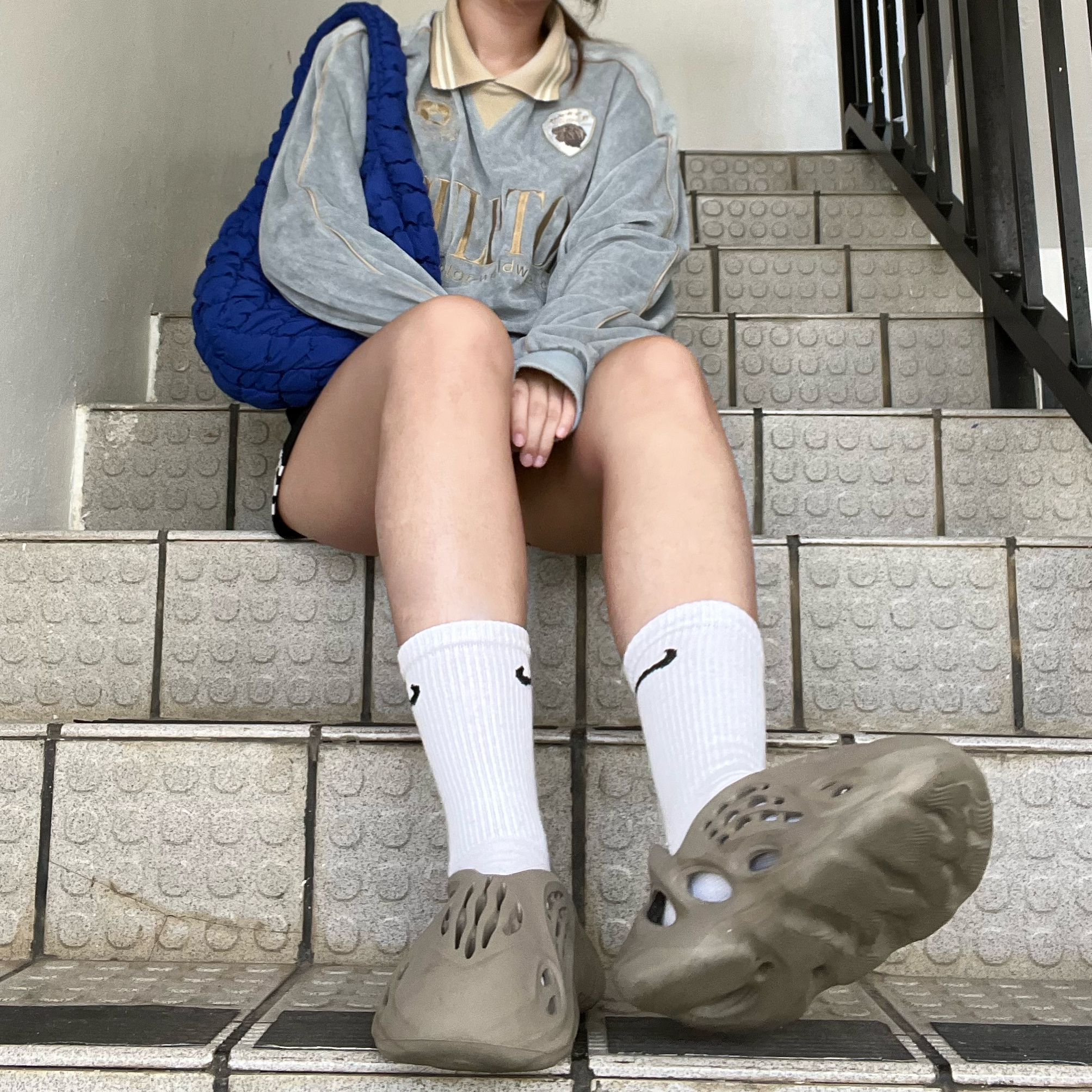 Adidas Yeezy Foam RNNR Stone Sage, COS Quilted Mini Bag Blue 착용 스타일