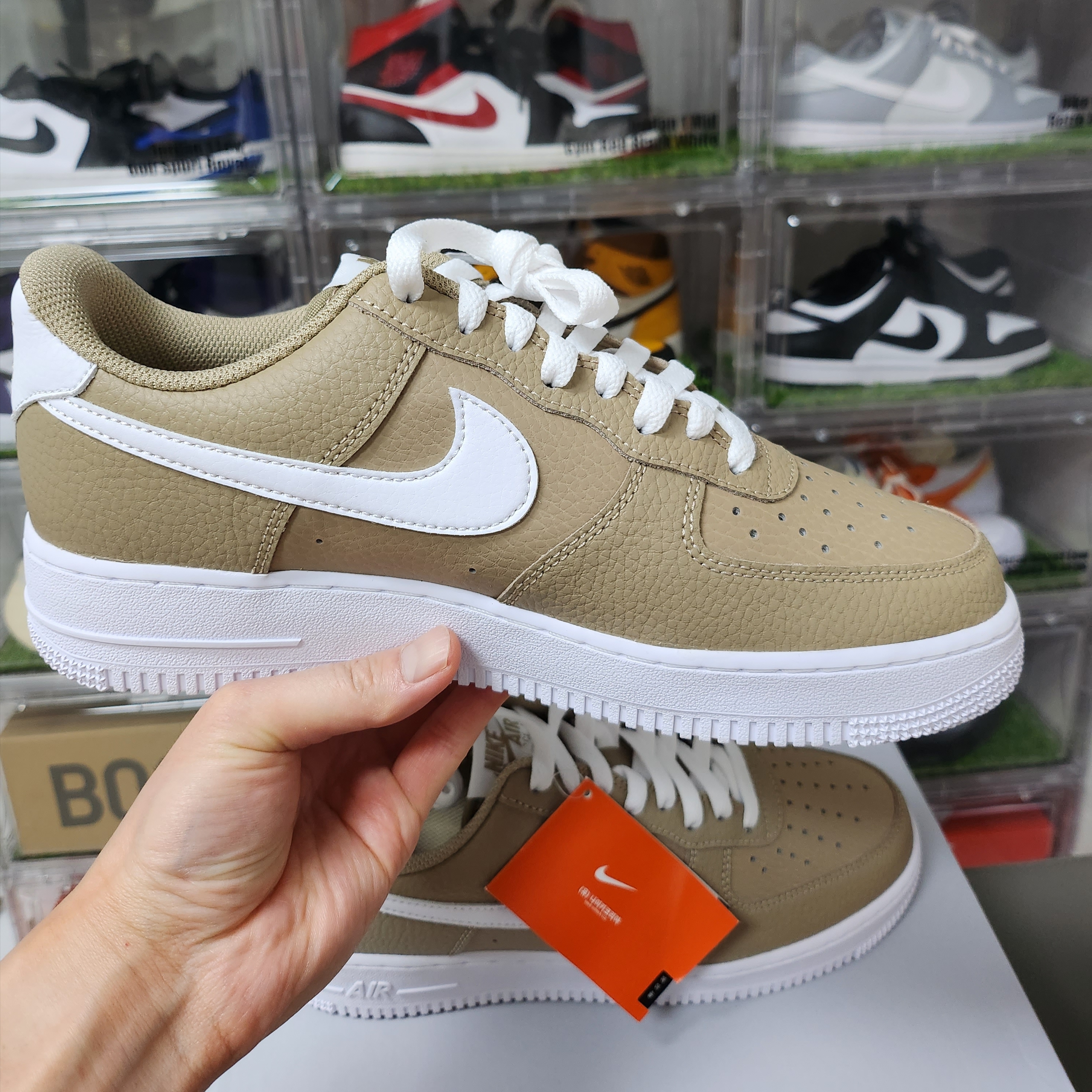 Nike Air Force 1 '07 Khaki White 착용 스타일 - 2