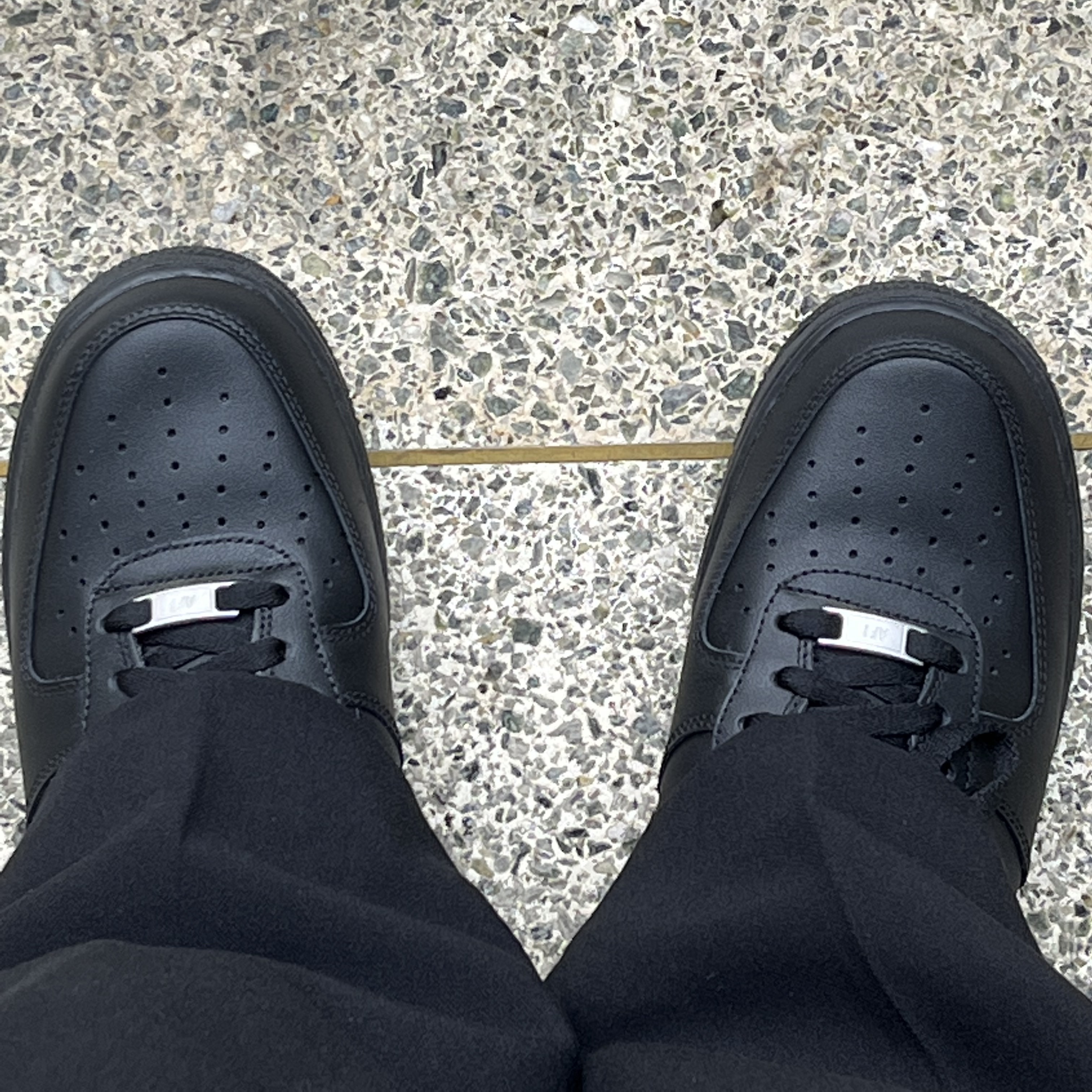 Nike Air Force 1 '07 Low Triple Black 착용 스타일 - 2