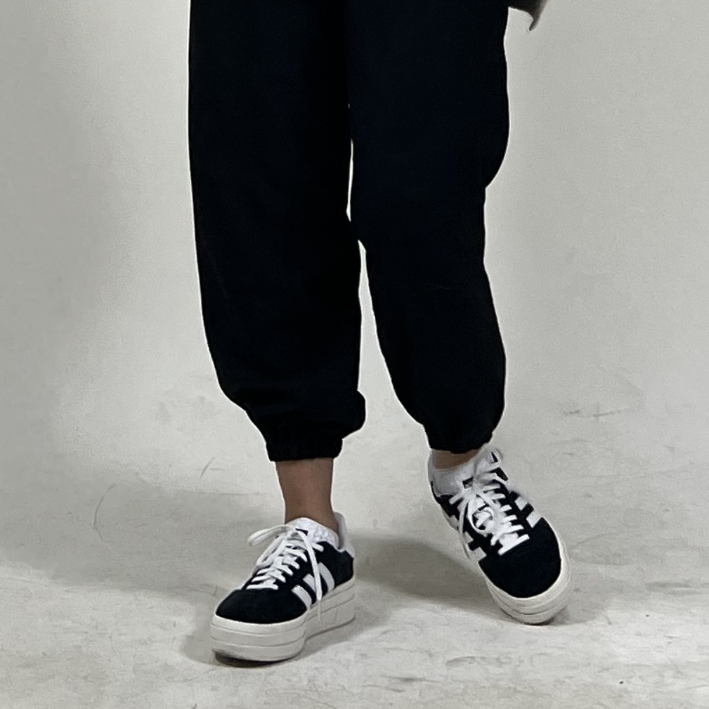 (W) Adidas Gazelle Bold Core Black Cloud White 착용 스타일 - 2