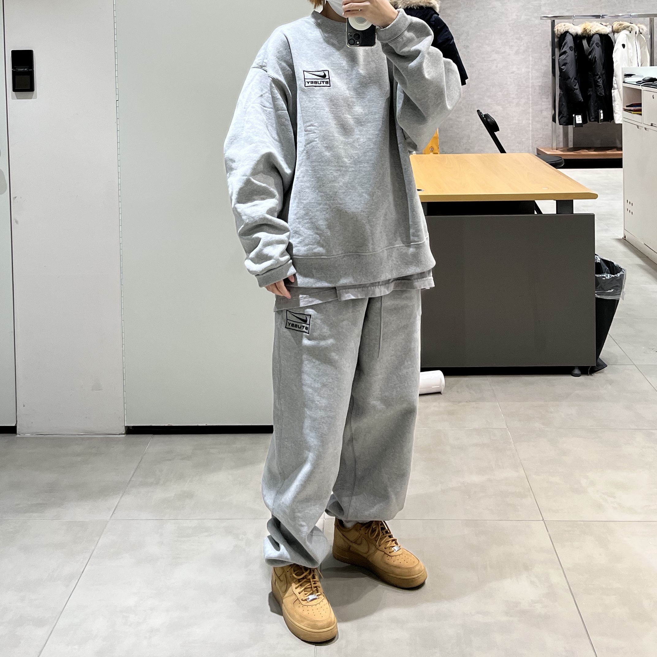 Nike x Stussy NRG Fleece Crewneck Dark Grey Heather (DO9337-063), Nike x Stussy NRG Fleece Pants Dark Grey Heather (DO9340-063) 착용 스타일